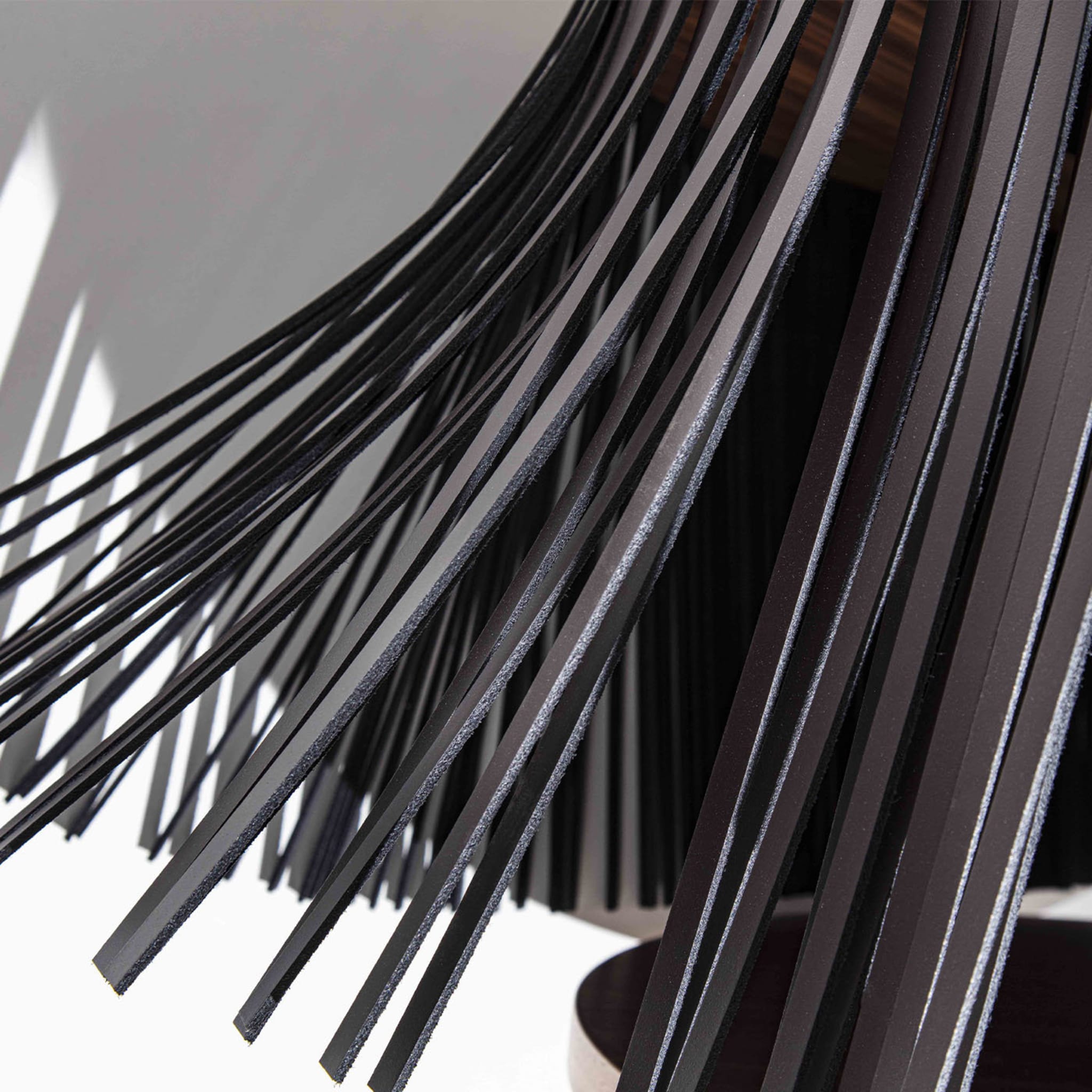 Mesa baja de nogal indio con flecos de cuero negro - Vista alternativa 3