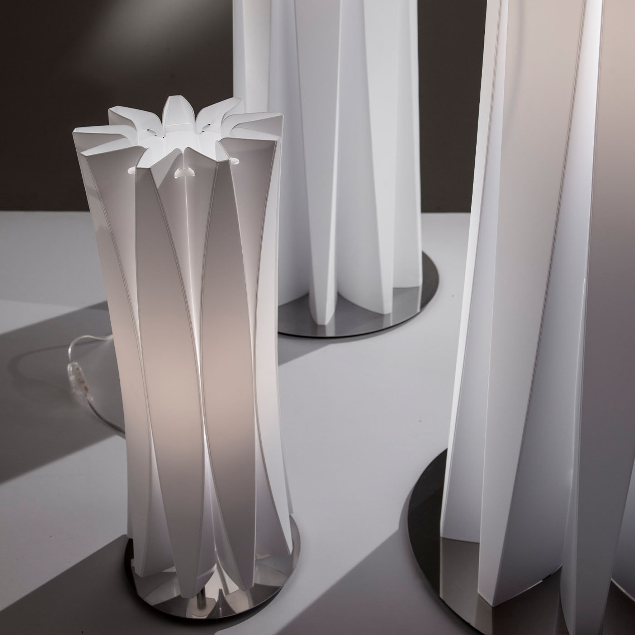 Bach XL White Floor Lamp by Francesco Paretti - Alternative view 3