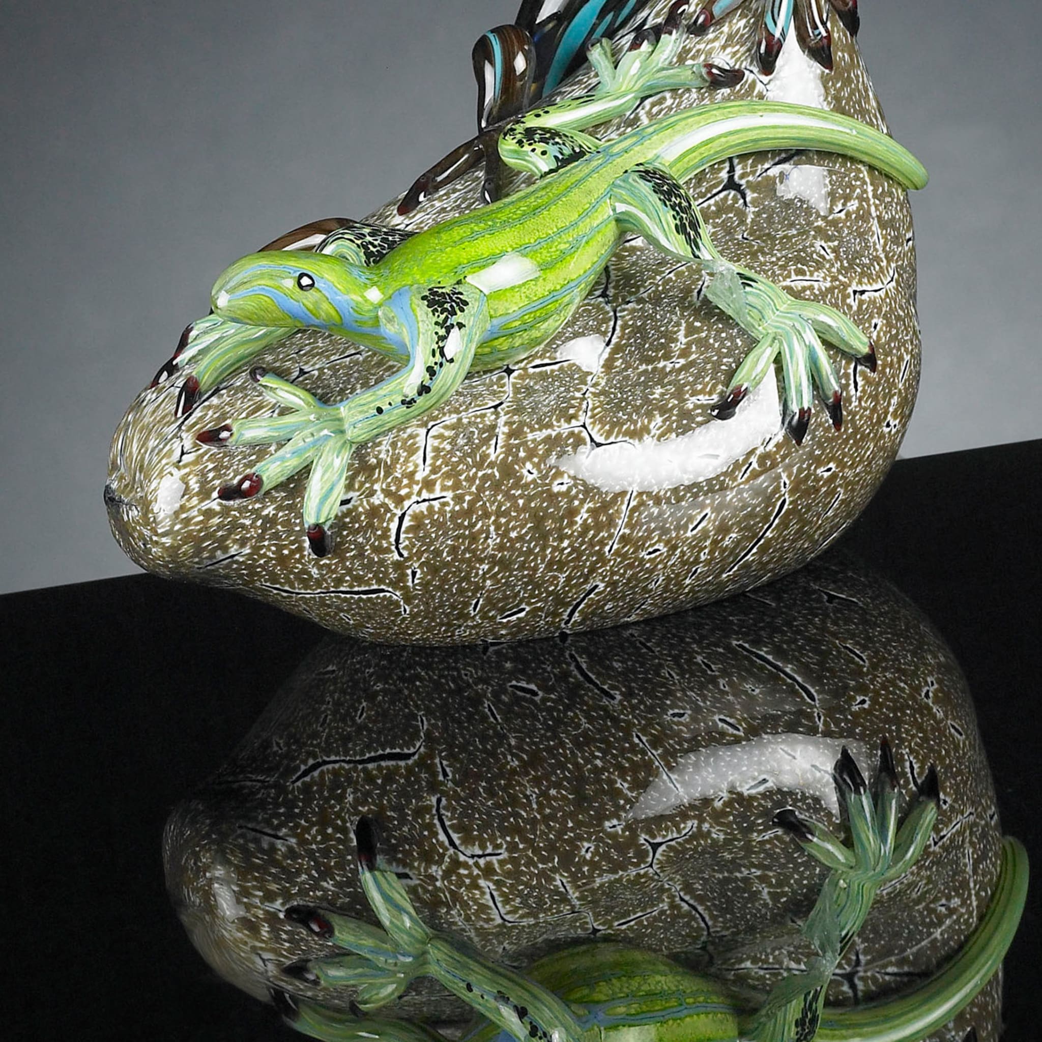 Zwei gläserne grüne Eidechsen auf Stein - Alternative Ansicht 2