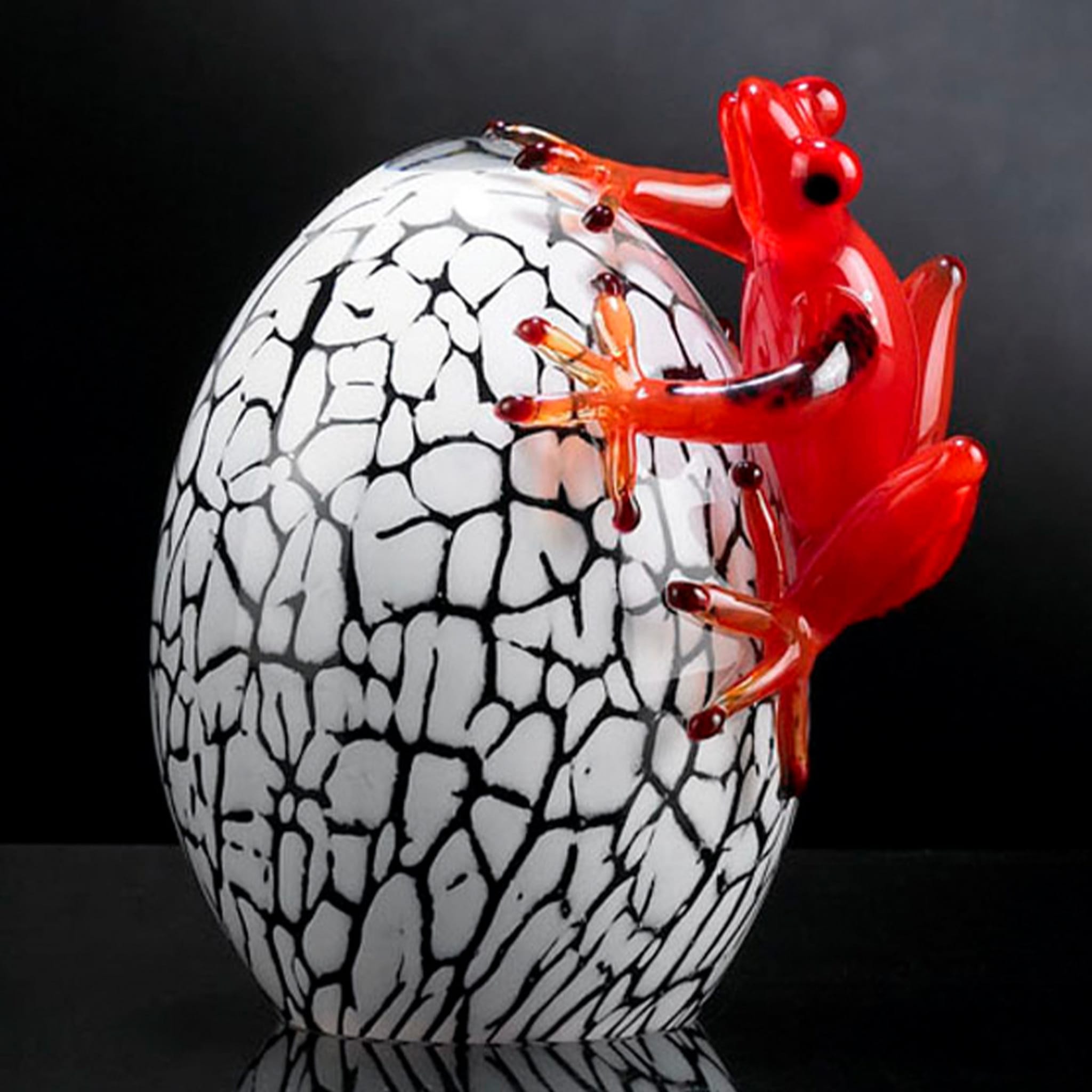 White Crackled Glass Egg with Red Gecko - Alternative view 2
