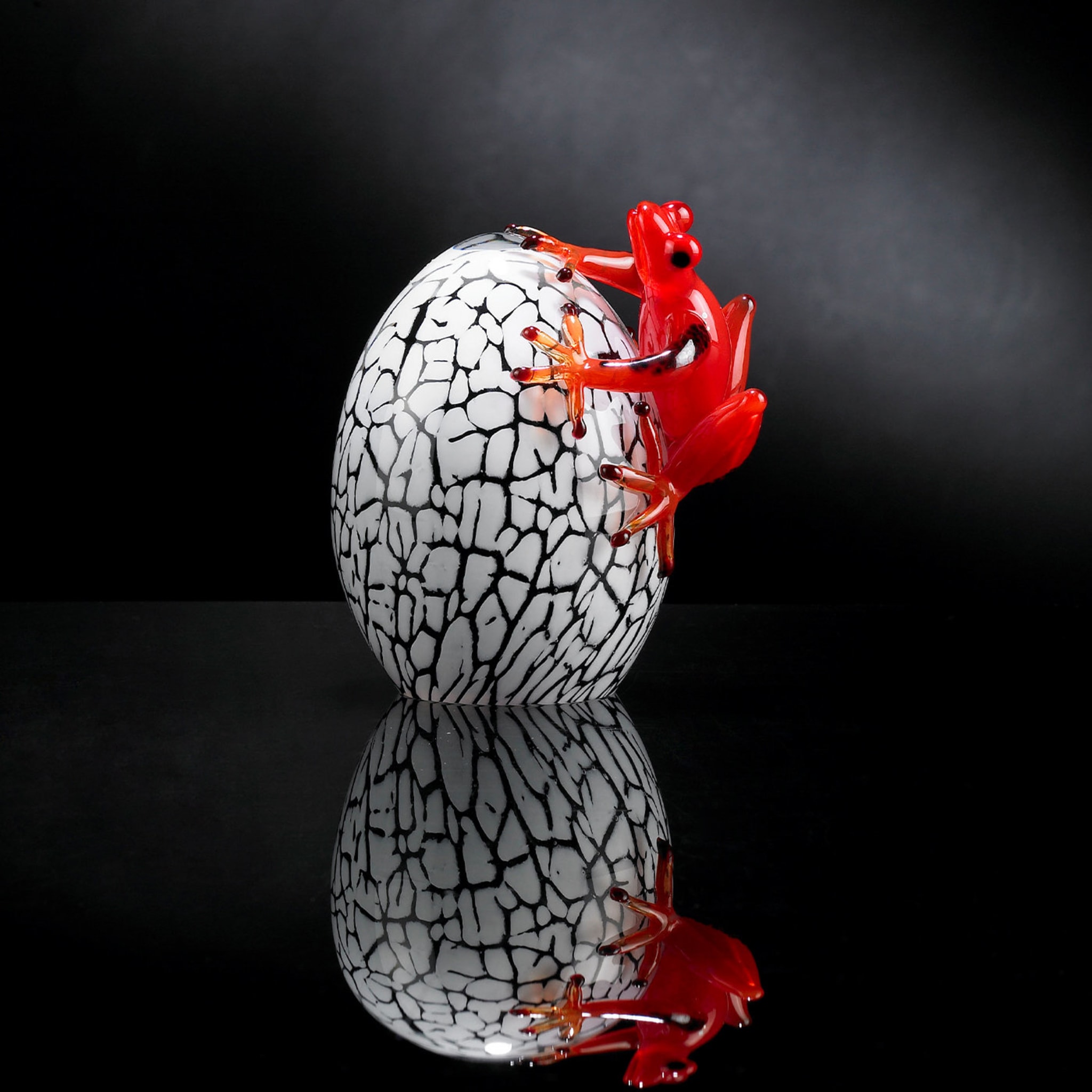 White Crackled Glass Egg with Red Gecko - Alternative view 3