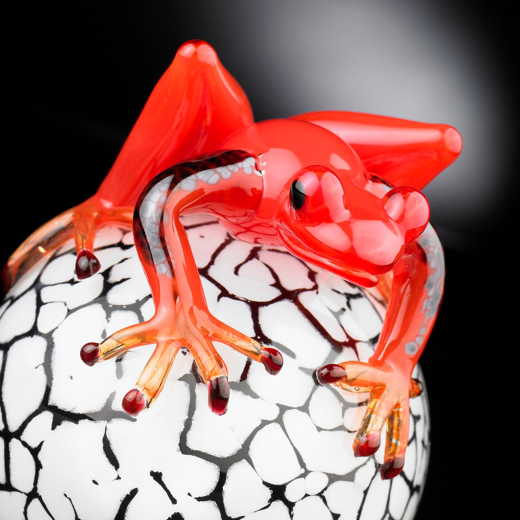 White Crackled Glass Egg with Red Gecko - Alternative view 4