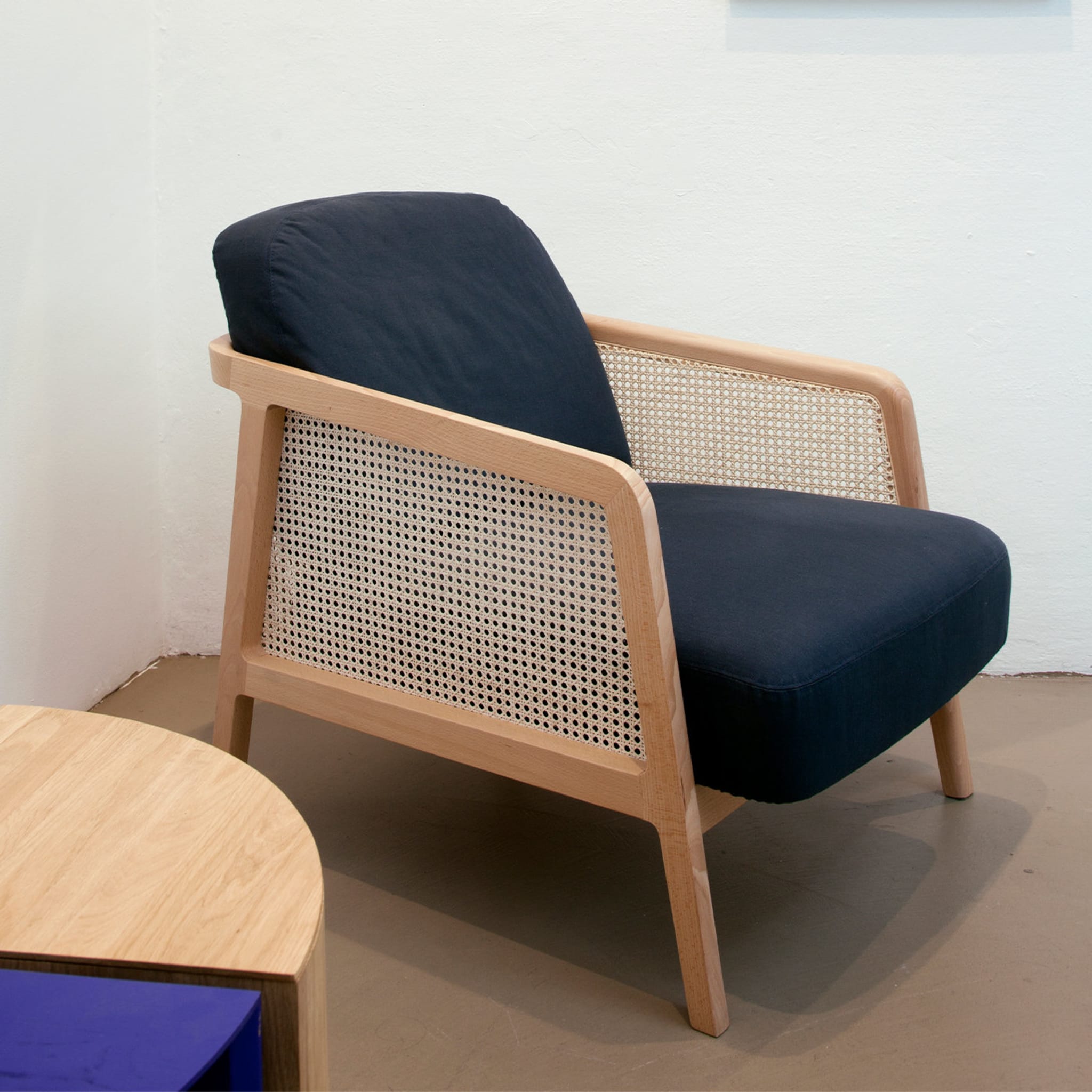 Vienna Lounge Natural Beech Blue Armchair by Emmanuel Gallina - Alternative view 2