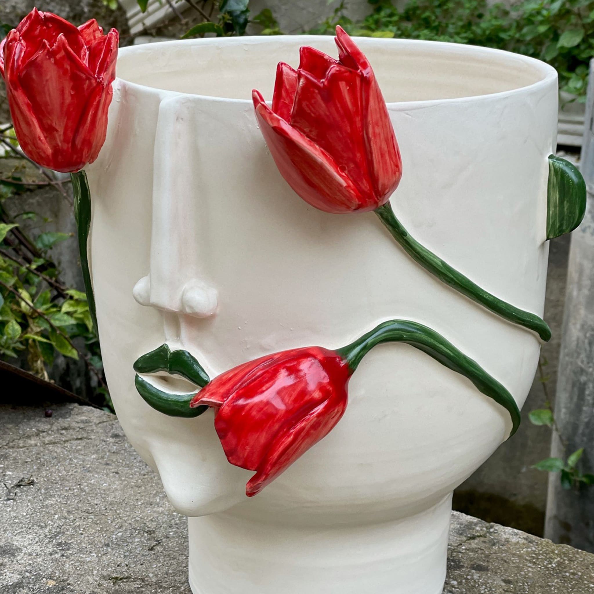 La Conturbante Anthropomorphic White Vase - Alternative view 1