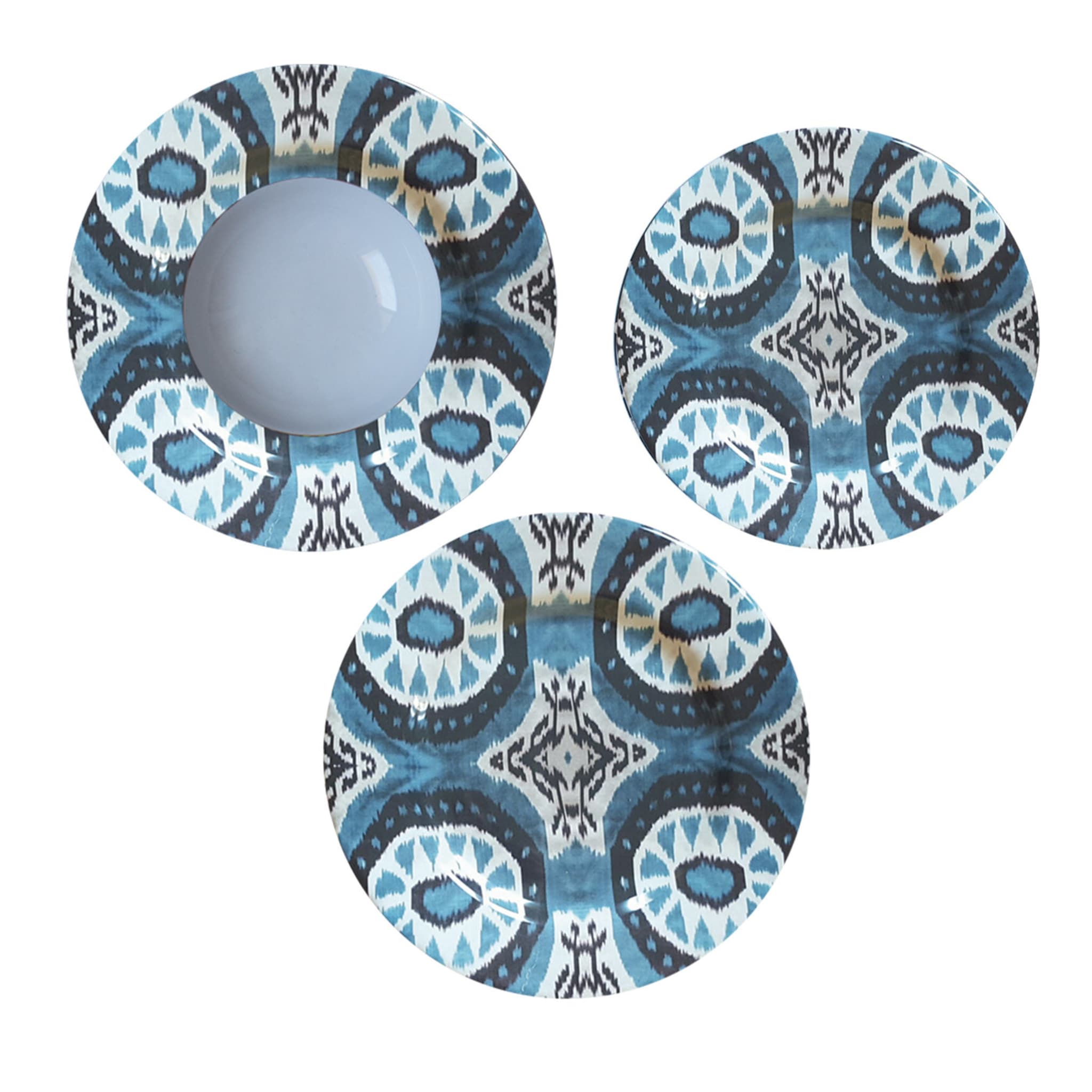 Set aus drei Ikat-Keramiktellern in Blau, Schwarz und Weiß für 1 - Hauptansicht