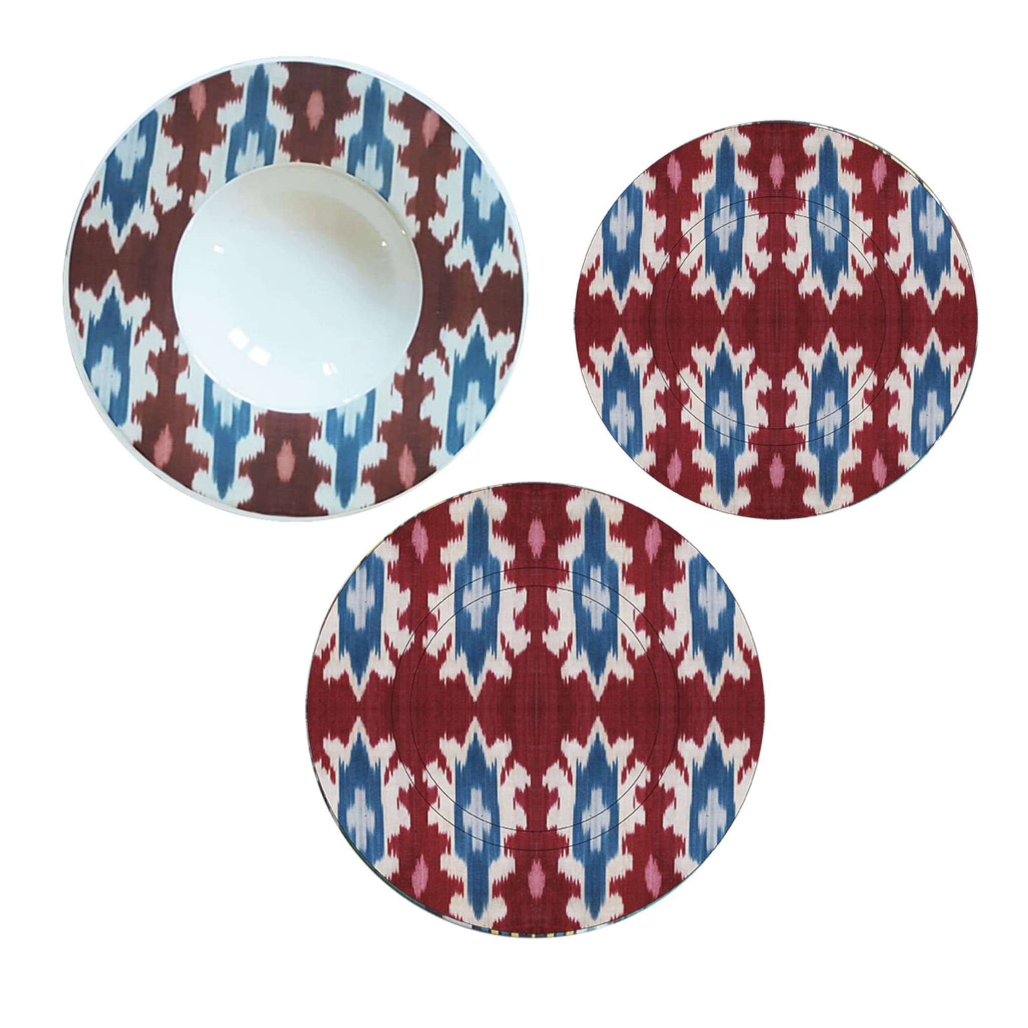 Set di tre piatti in ceramica Ikat in blu e rosso per 1 - Vista principale