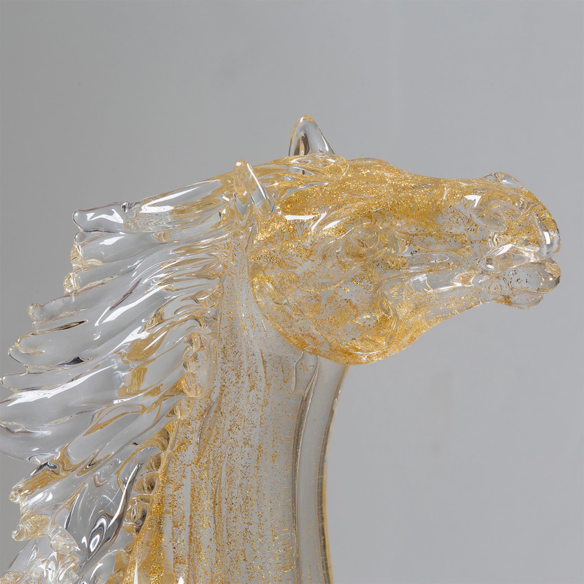 Grande cavallo seduto in vetro dorato - Vista alternativa 2