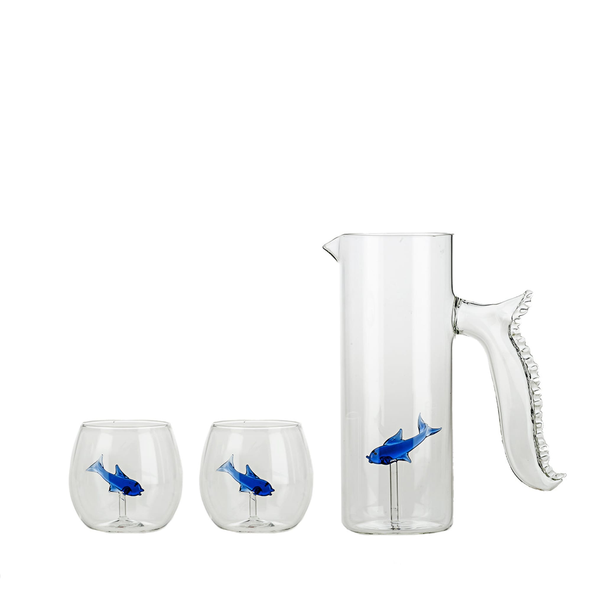 Set aus einem Krug mit kleinen blauen Fischen und vier abgerundeten Gläsern mit kleinen blauen Fischen - Hauptansicht