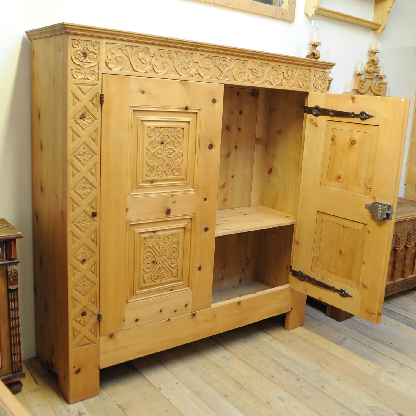 Hand-Carved 2-Door Cabinet - Falegnameria Helmut Santifaller
