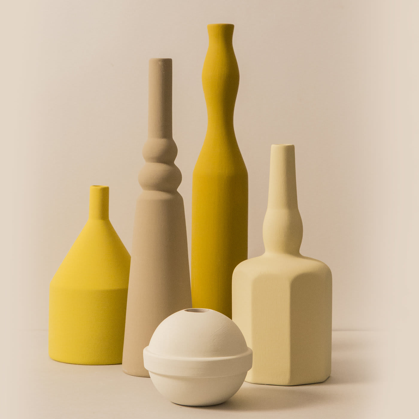 Ваза натура. Ваза с натуры. Керамическая ваза Morandi. Натюрморт с керамической посудой. Натюрморт с керамикой.