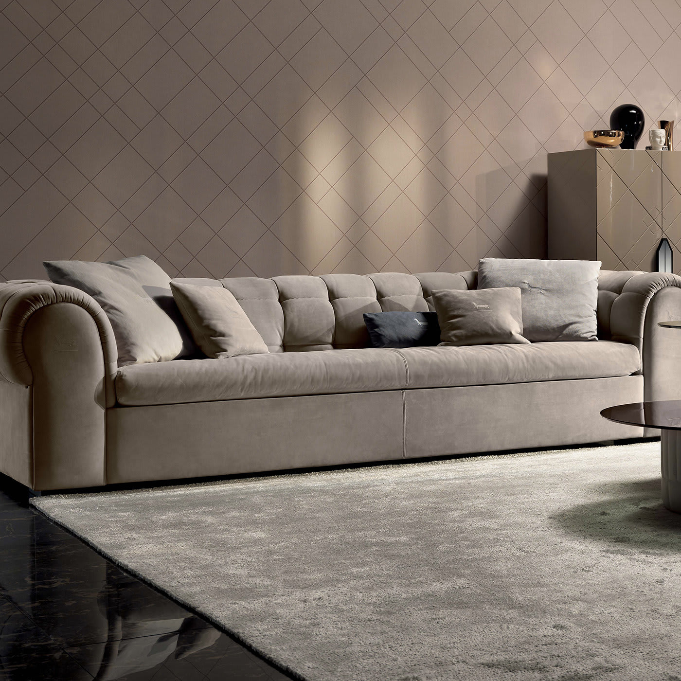 Bold Leather Sofa - Veblén