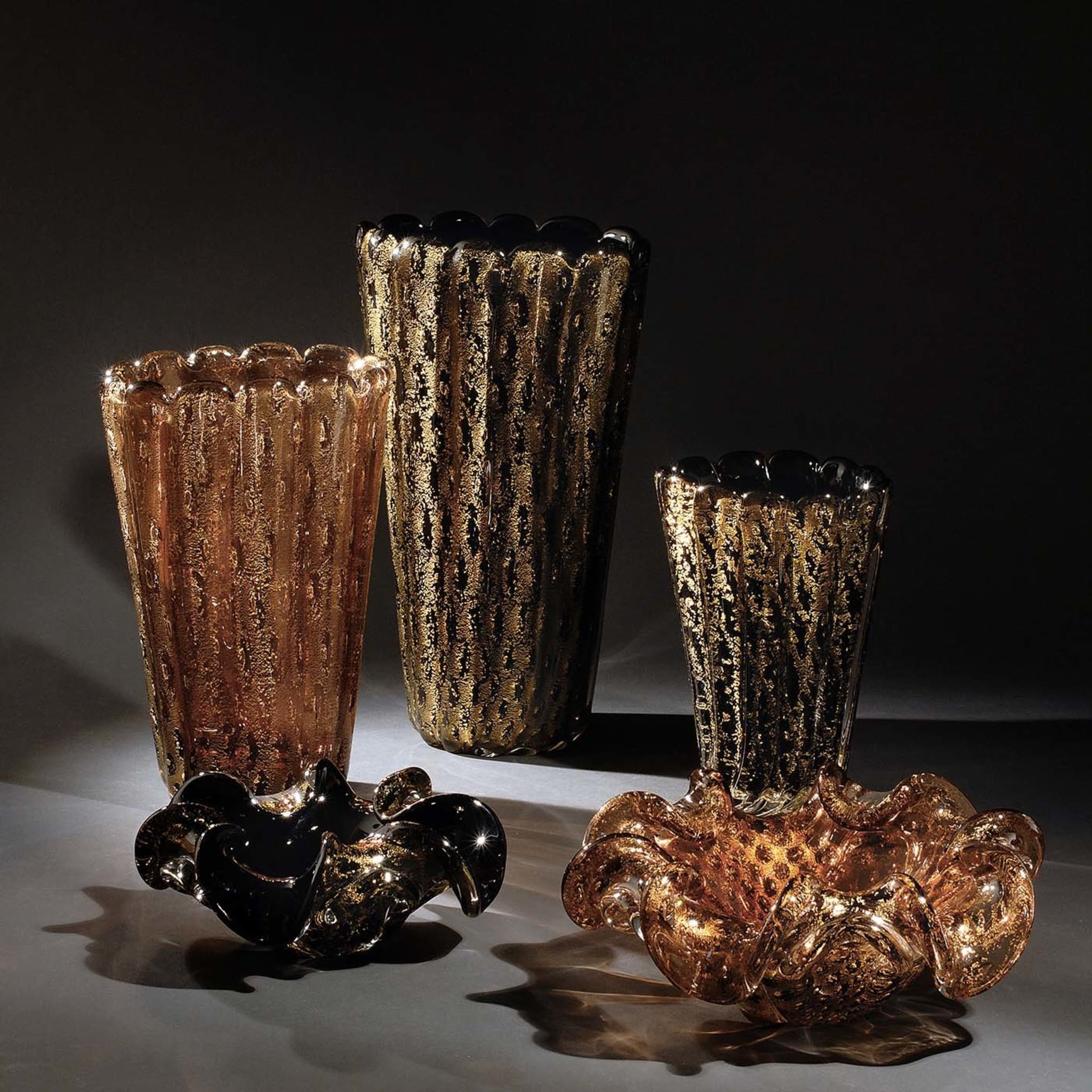 Aureum Aurati Black and Gold Vase - Alternative view 1