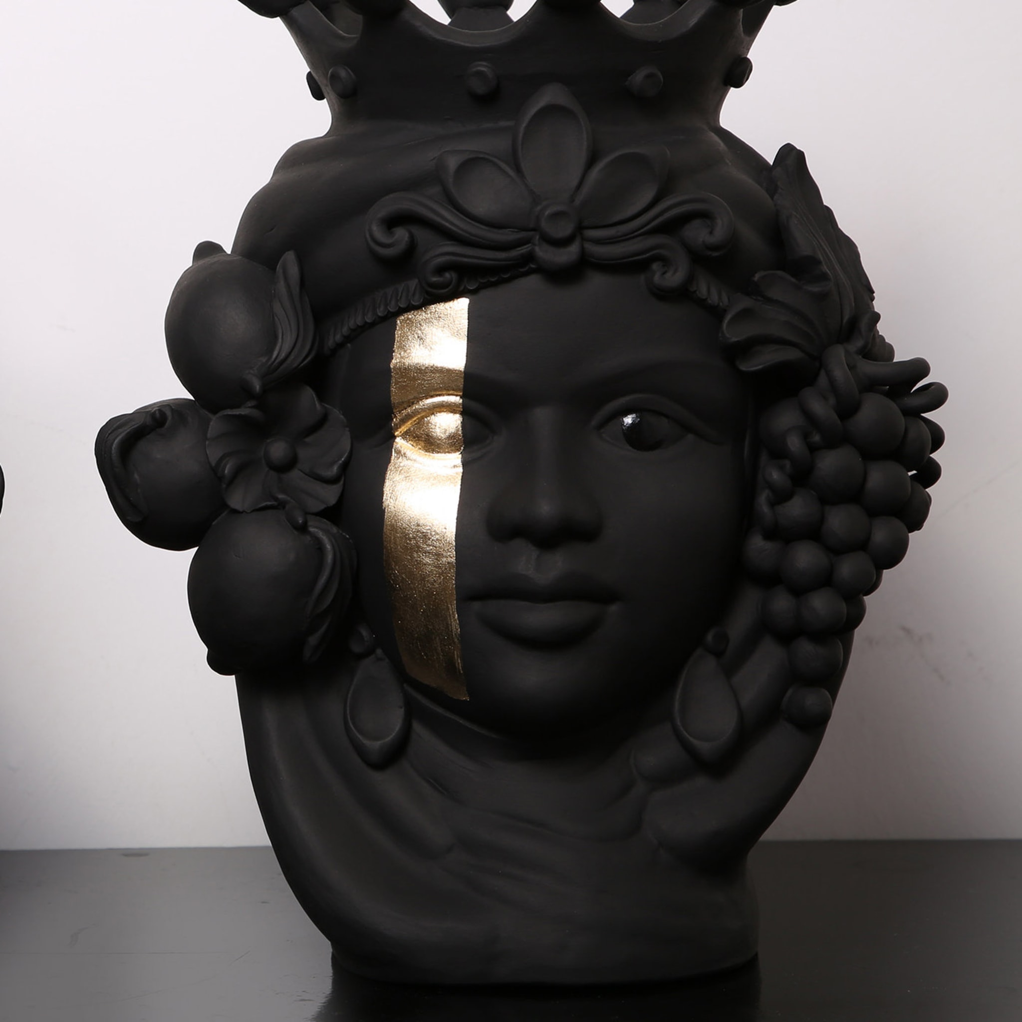 Donna Carmela Black Vase - Alternative view 3
