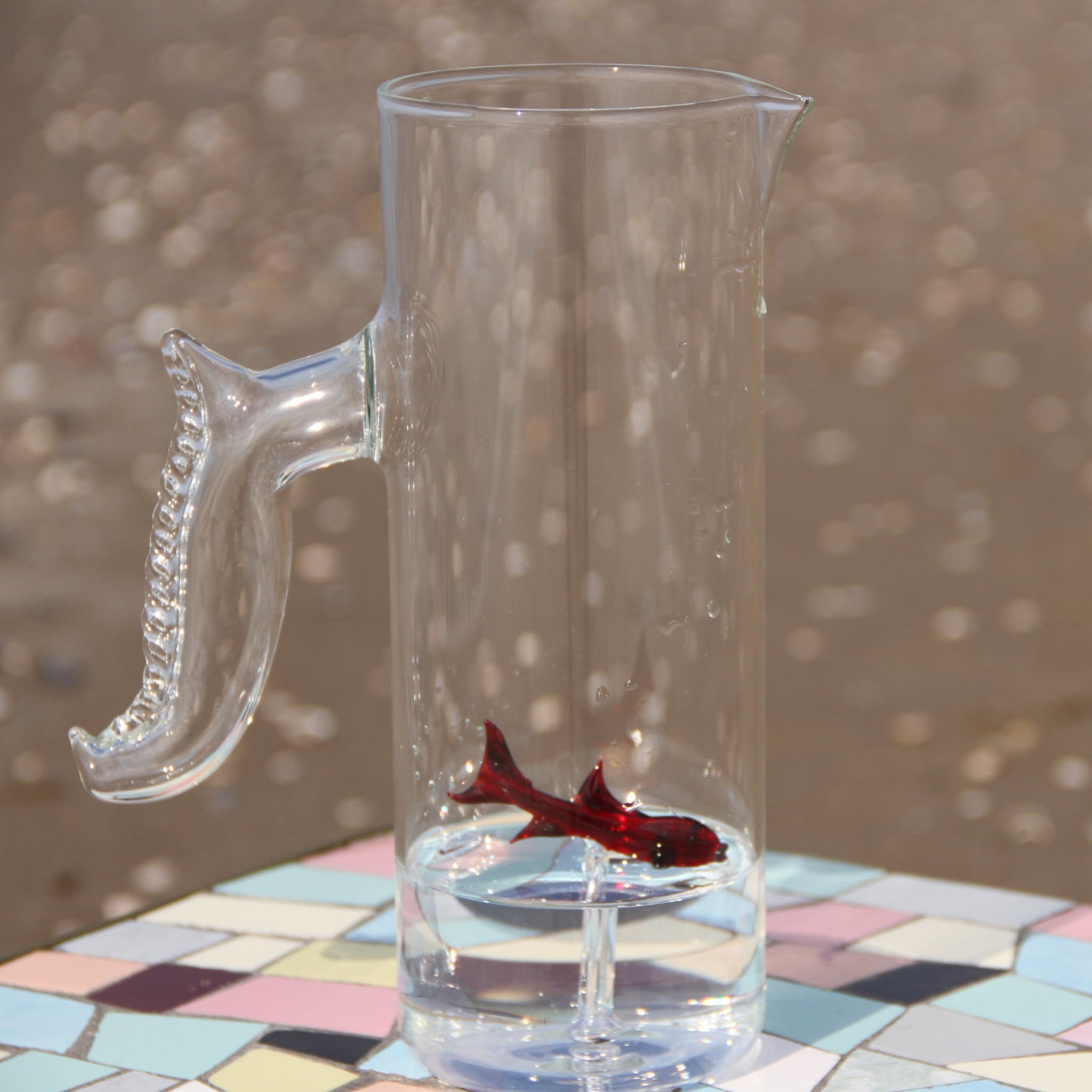 Set aus Kännchen mit rotem Fisch und vier Gläsern mit rotem Fisch - Alternative Ansicht 1