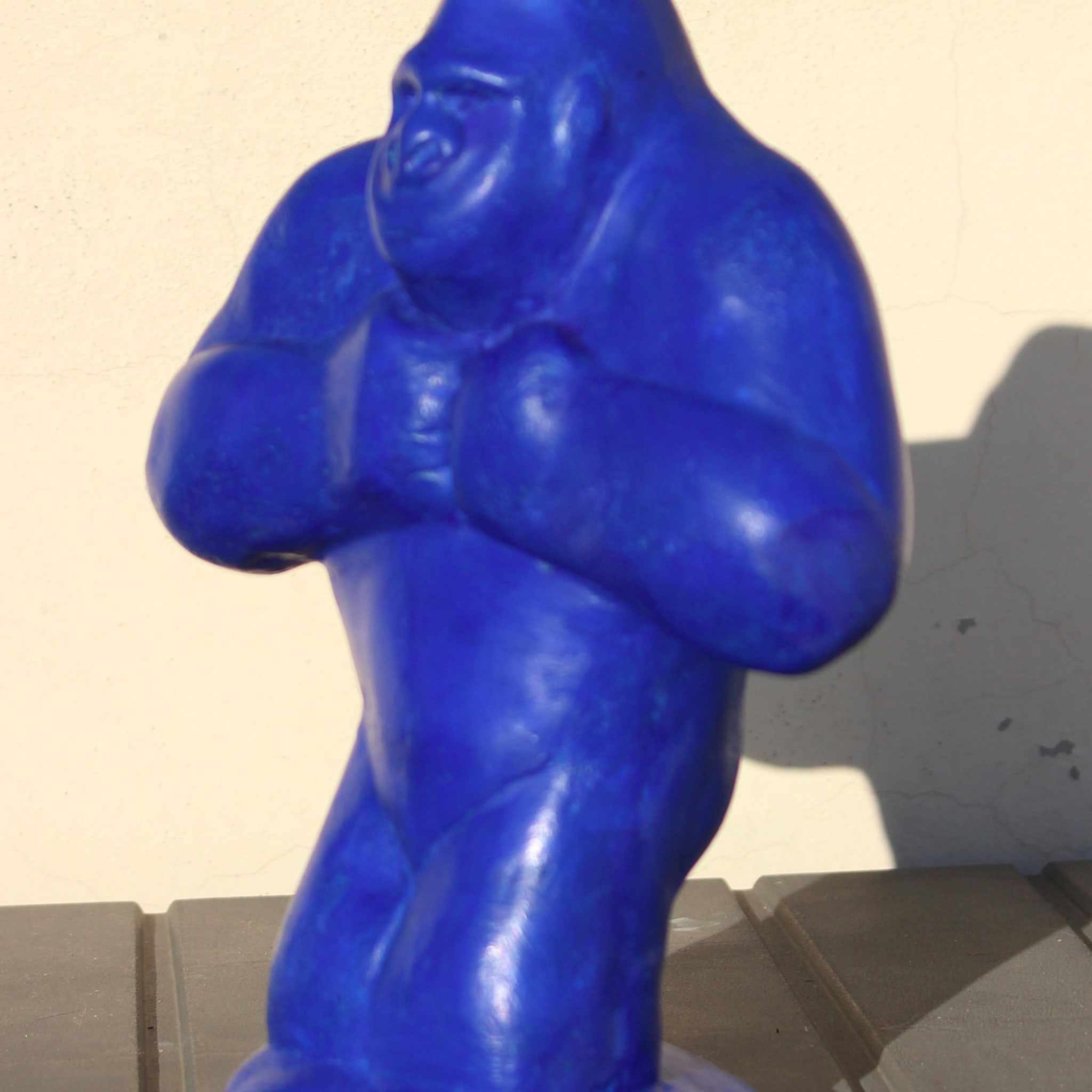 Elektrisch-blaue Gorilla-Skulptur - Alternative Ansicht 1