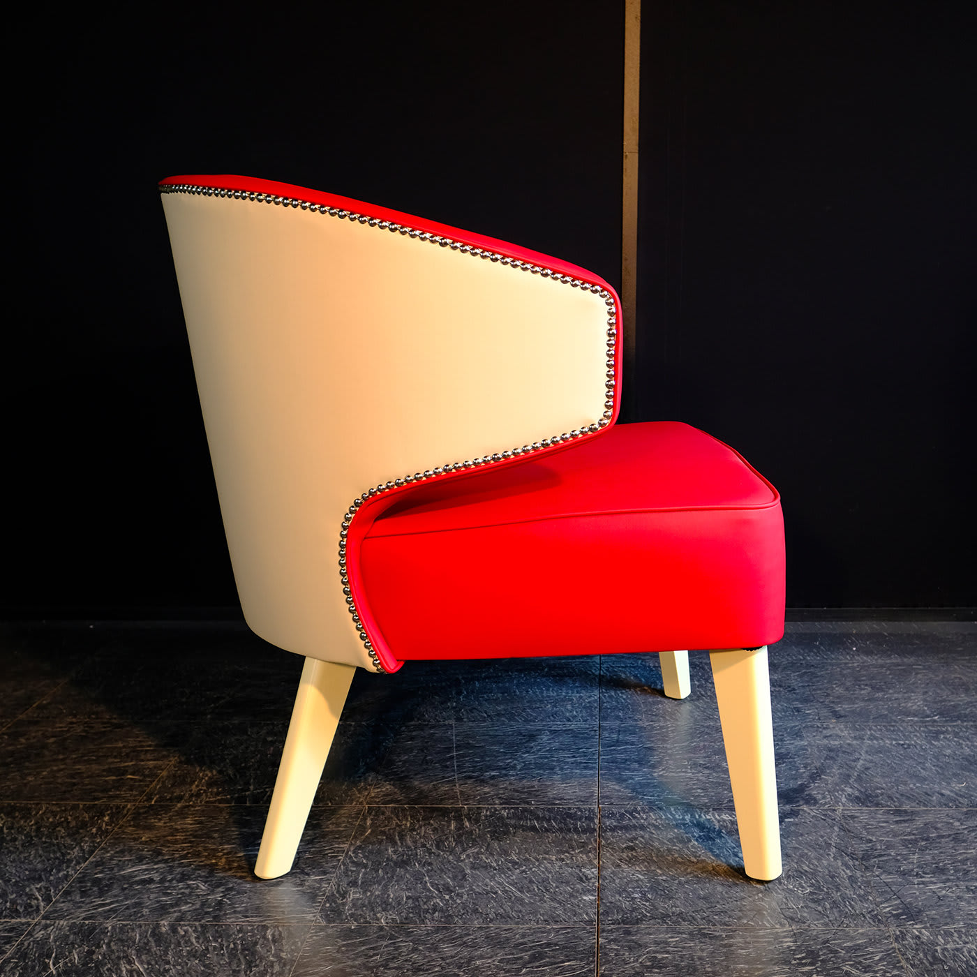Hugy Red Armchair - Divina Project