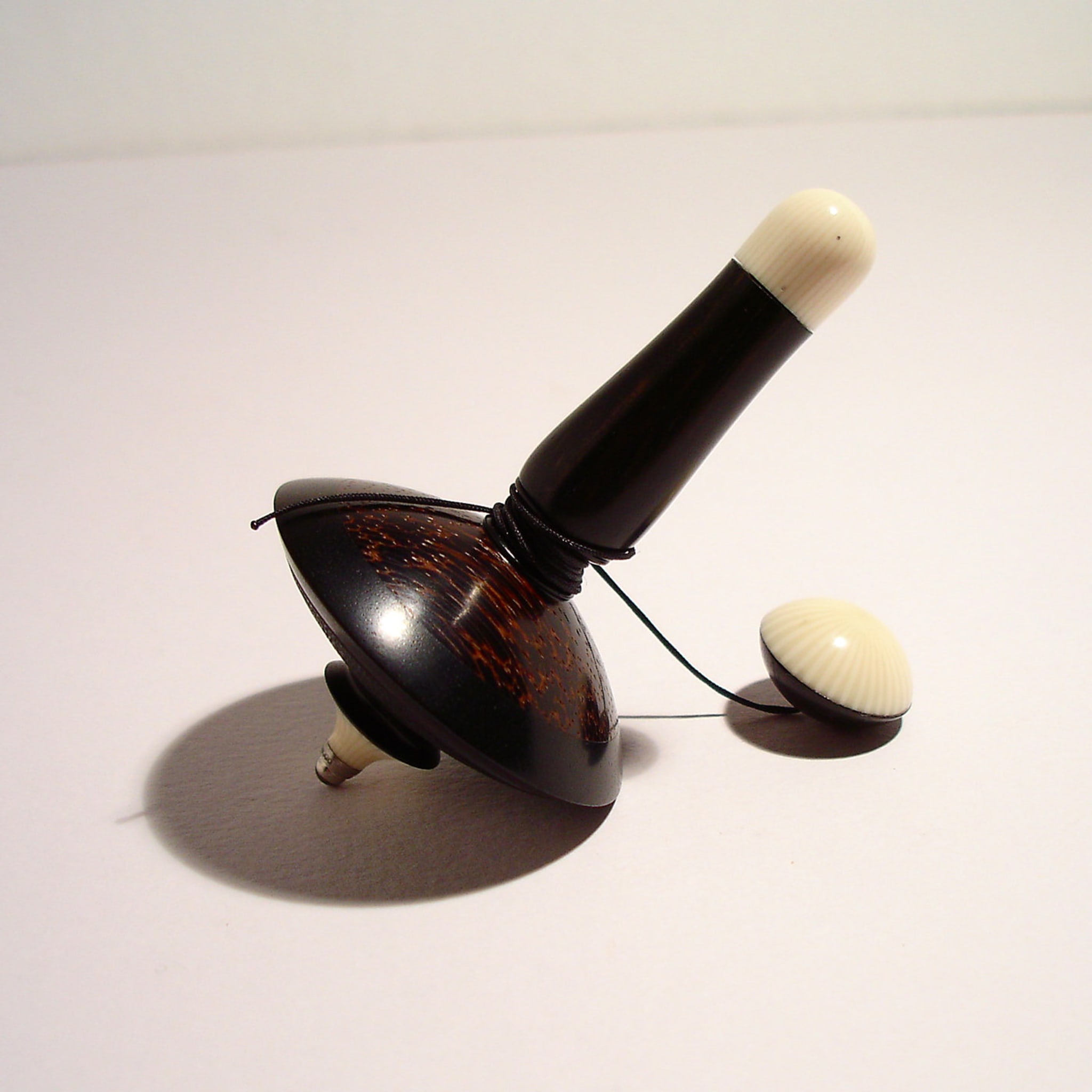 Filo Spinning Top in Ebony, Galalith and Black Palm - Alternative view 1