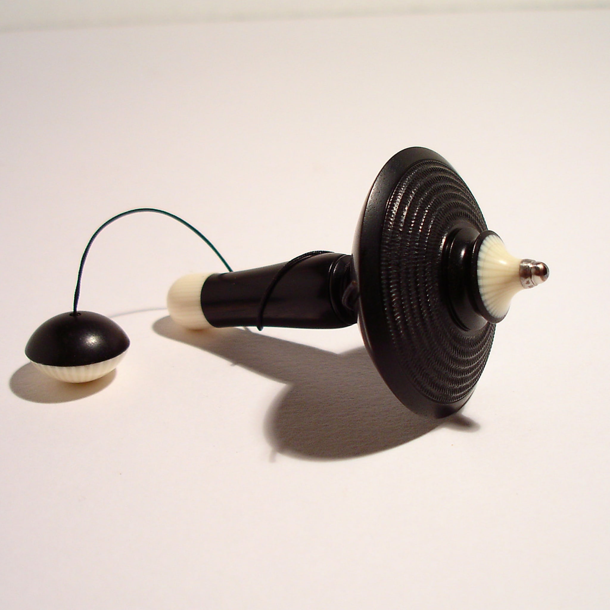 Filo Spinning Top in Ebony, Galalith and Black Palm - Alternative view 2