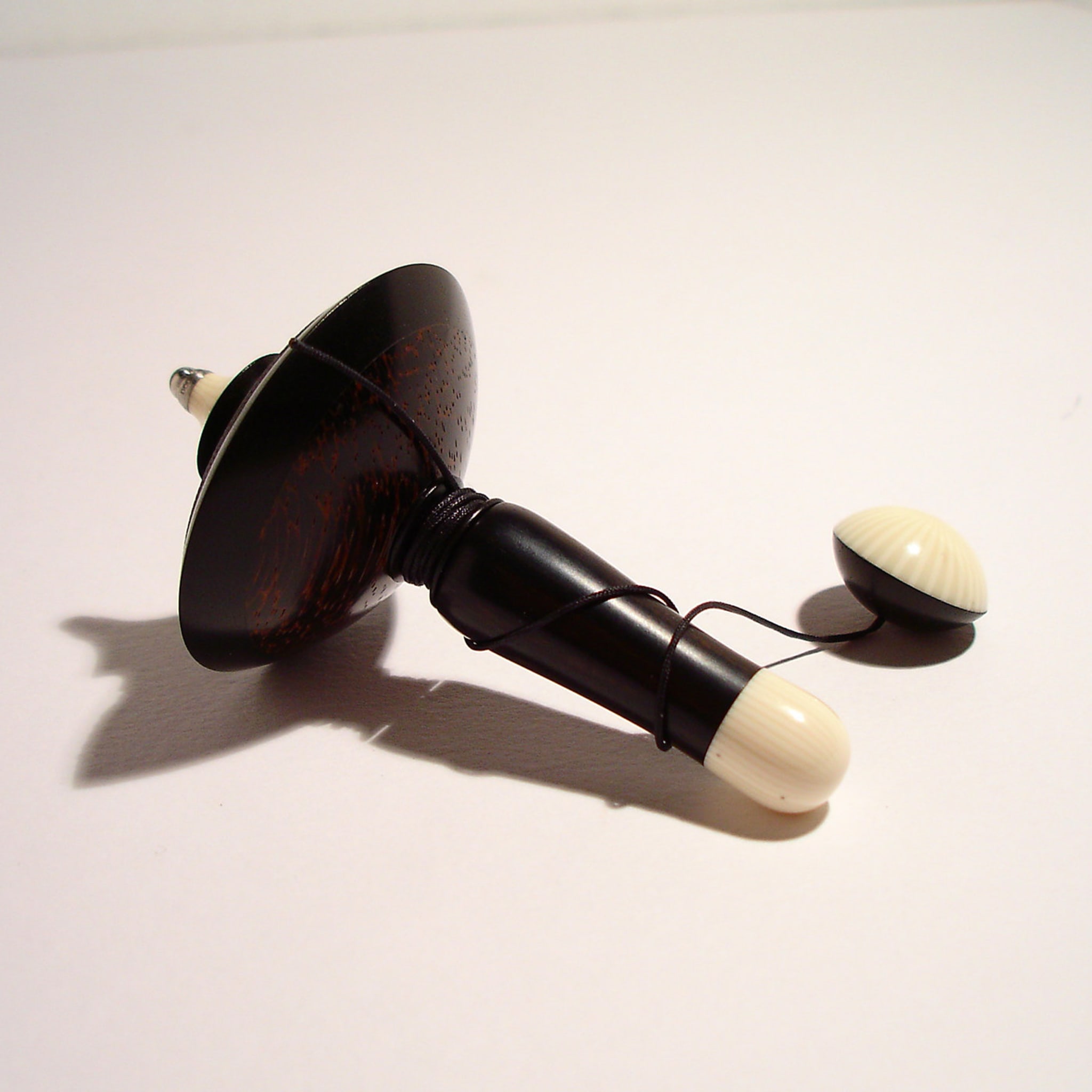 Filo Spinning Top in Ebony, Galalith and Black Palm - Alternative view 3