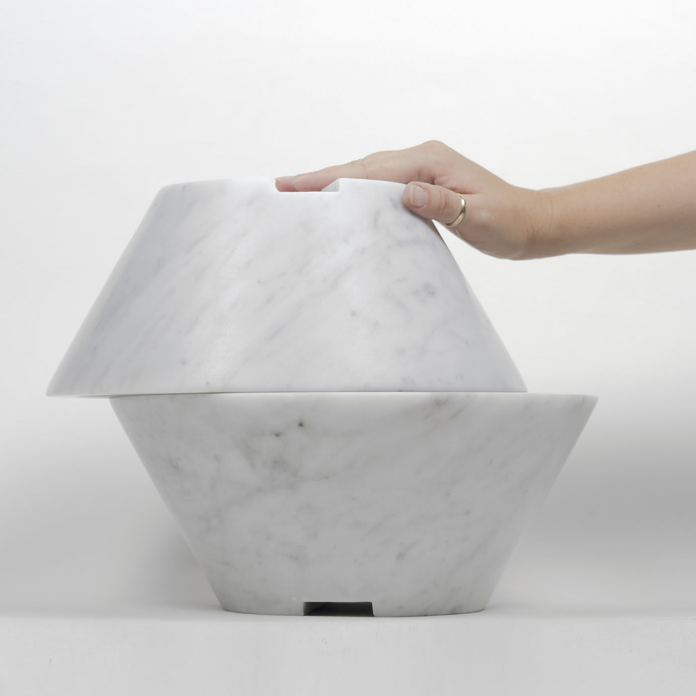 Istanti Inclusi Hourglass-Like Container - Gumdesign