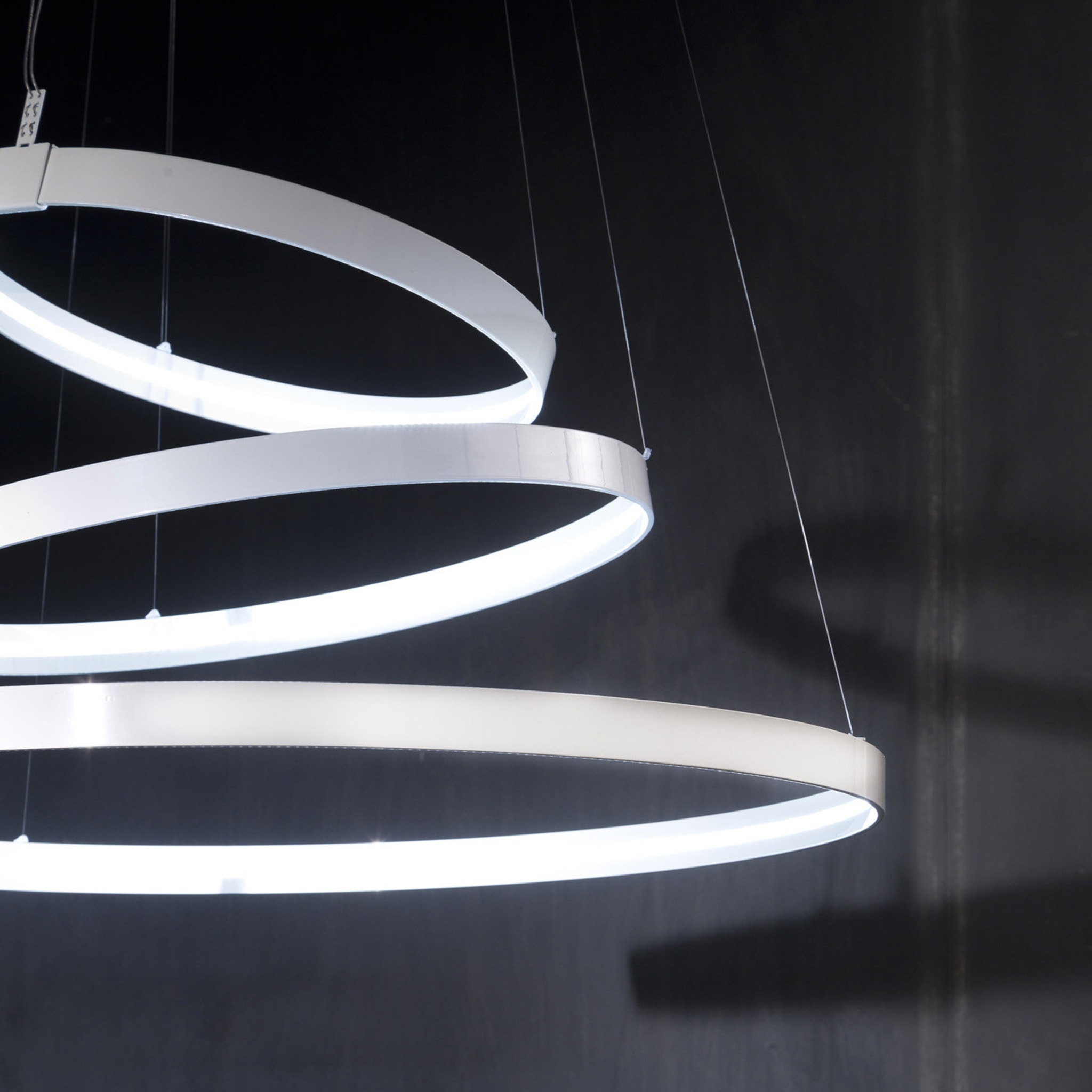 Rings Orizzontale White Pendant Lamp by Valerio Cometti - V12 Design - Alternative view 3