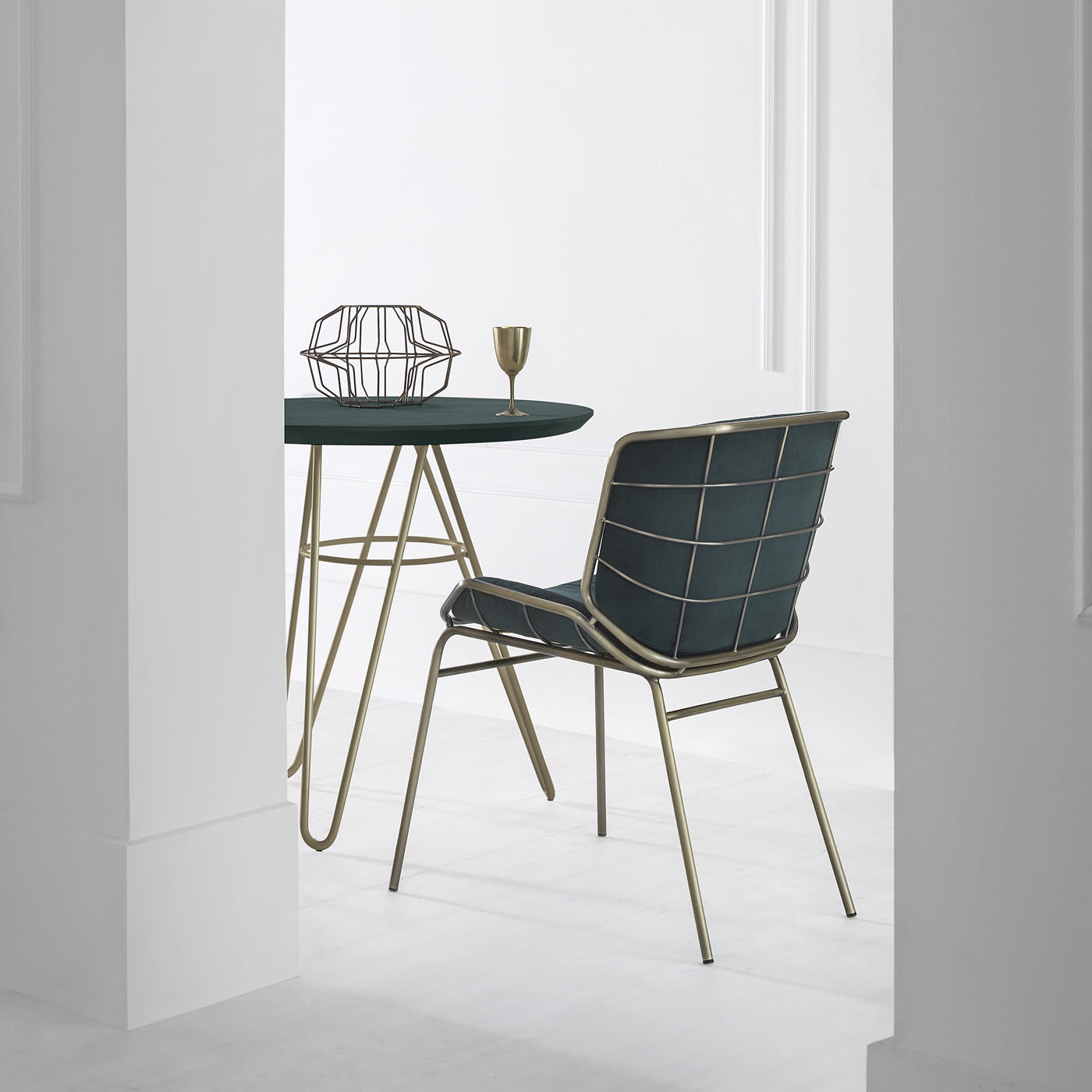 Skin Met Green and Gray Chair By Giacomo Cattani - TrabA'