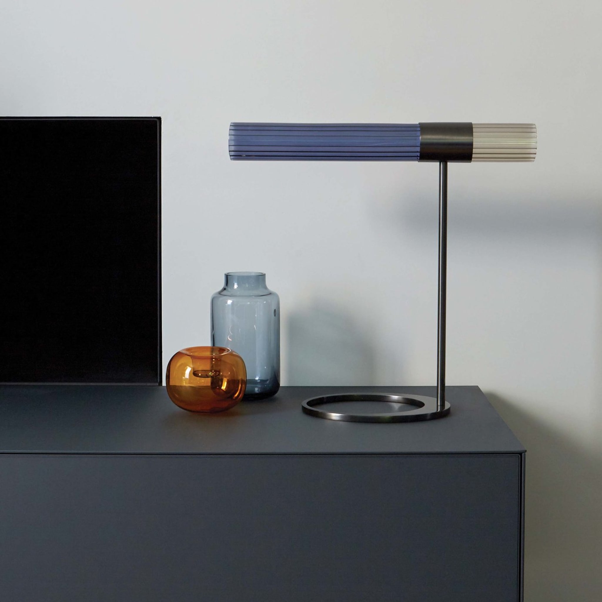 Sbarlusc Lampe de table en laiton et verre bleu - Vue alternative 1