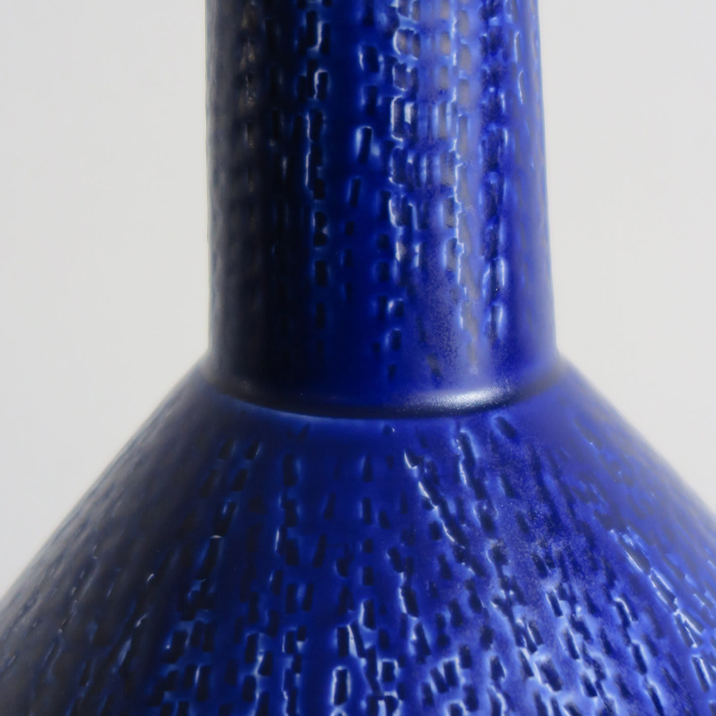Blue Vase in Wood and Ceramics - Capperidicasa