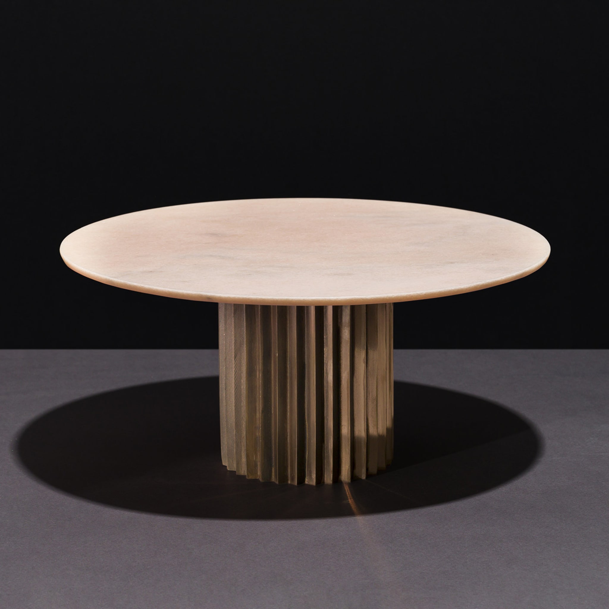 Doris Dining Table in Pink Marble and Bronze - Alternative view 1