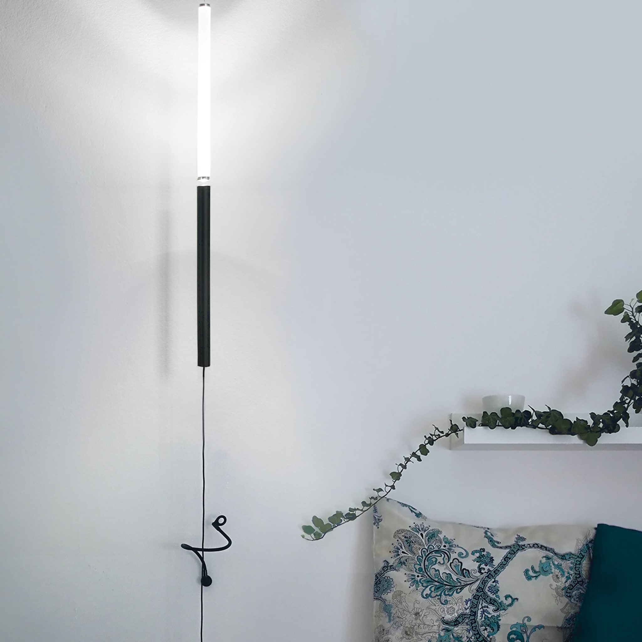 Equilibrio Black Wall Lamp - Alternative view 2