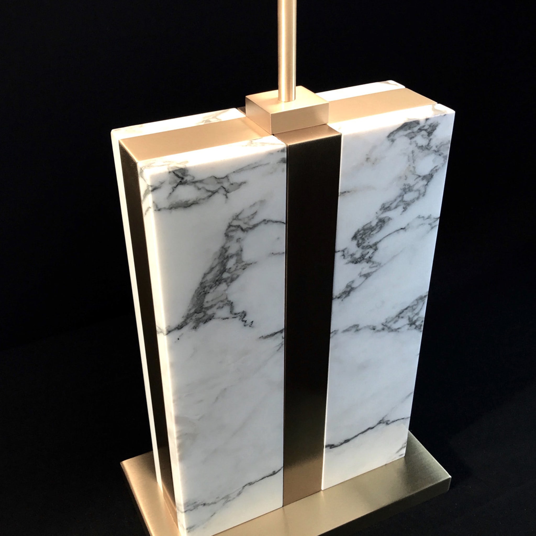 Brera Tischlampe aus Carrara-Marmor mit elfenbeinfarbenem Seidenschirm - Alternative Ansicht 1