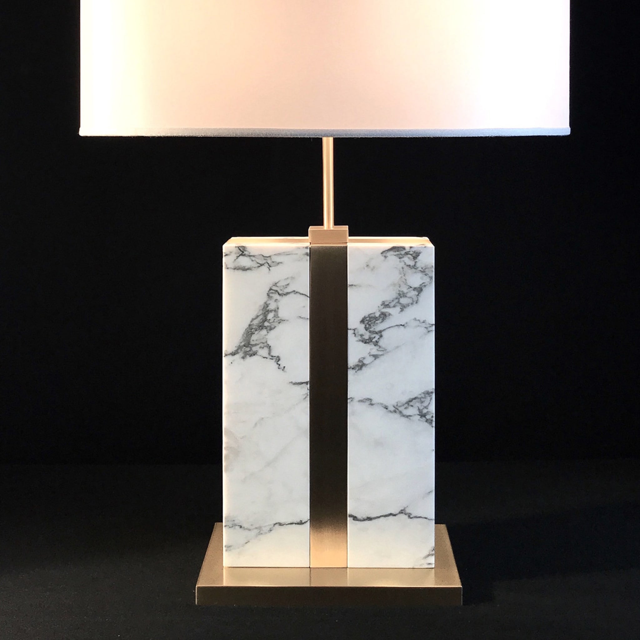 Brera Tischlampe aus Carrara-Marmor mit elfenbeinfarbenem Seidenschirm - Alternative Ansicht 2