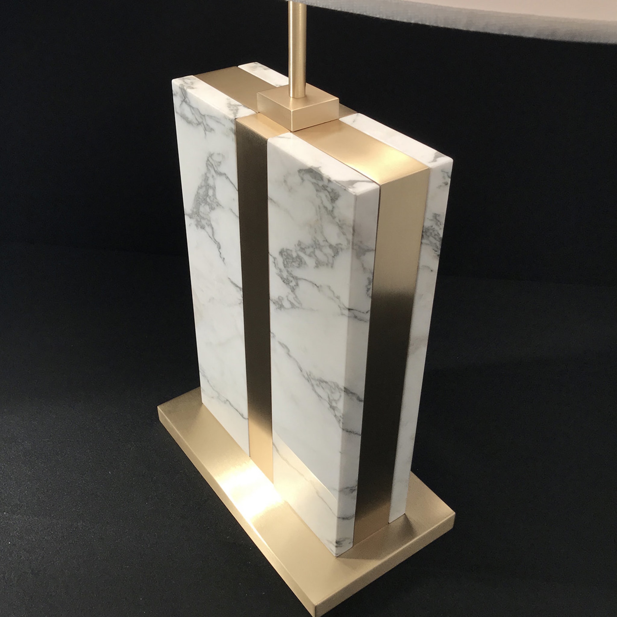 Brera Tischlampe aus Carrara-Marmor mit elfenbeinfarbenem Seidenschirm - Alternative Ansicht 3
