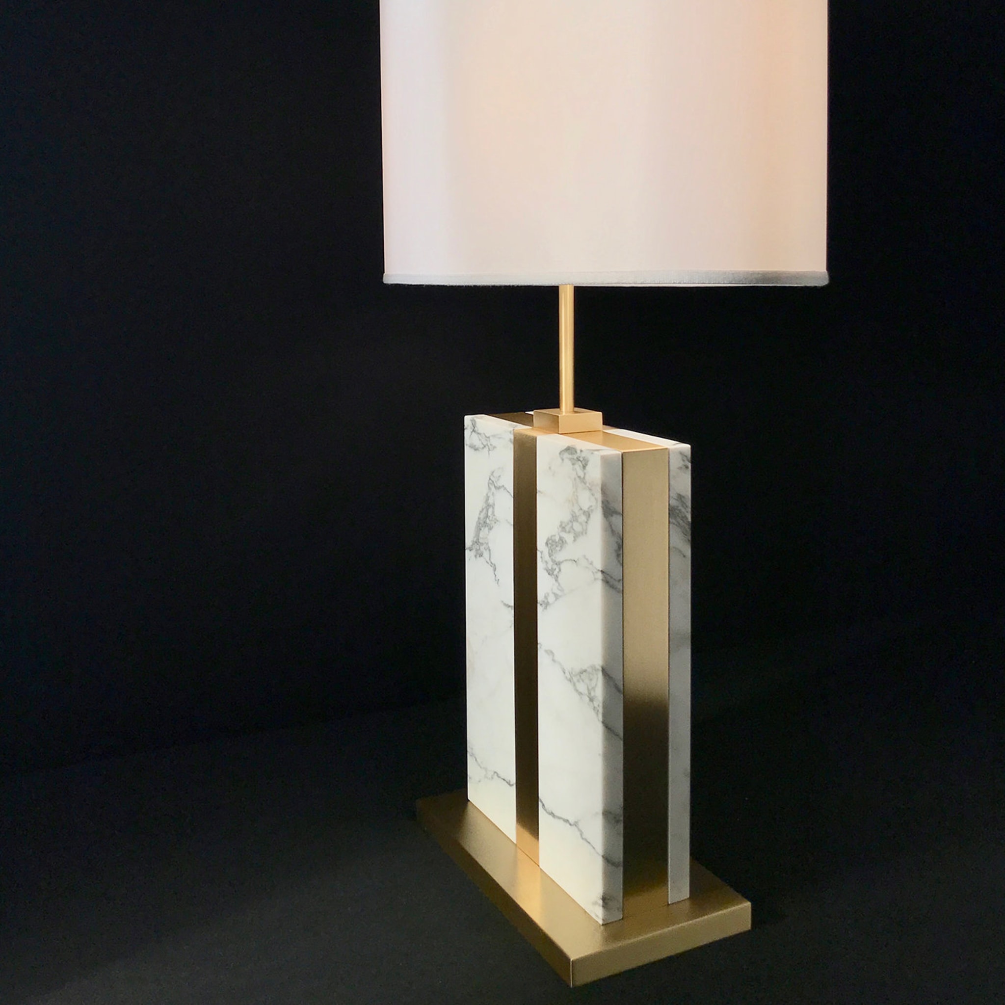 Brera Tischlampe aus Carrara-Marmor mit elfenbeinfarbenem Seidenschirm - Alternative Ansicht 4
