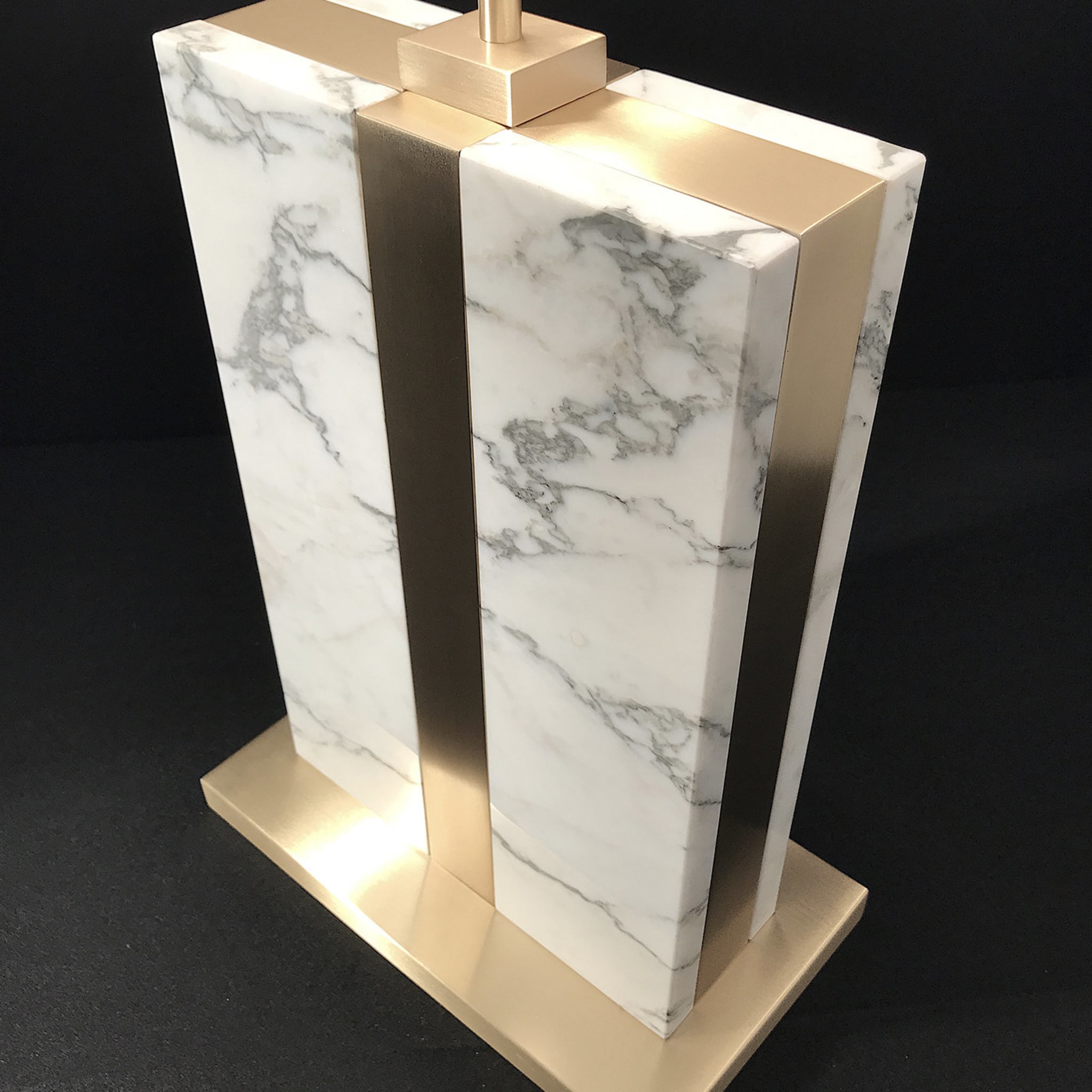 Brera Tischlampe aus Carrara-Marmor mit elfenbeinfarbenem Seidenschirm - Alternative Ansicht 5