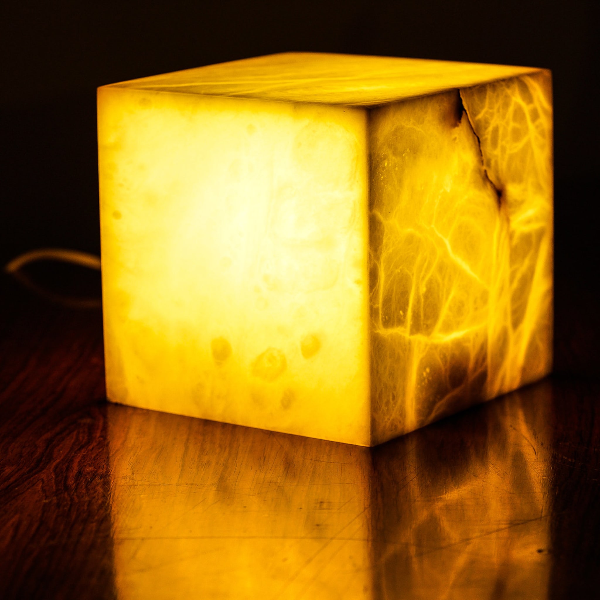 Aura Cube Table Lamp in Alabaster - Alternative view 3