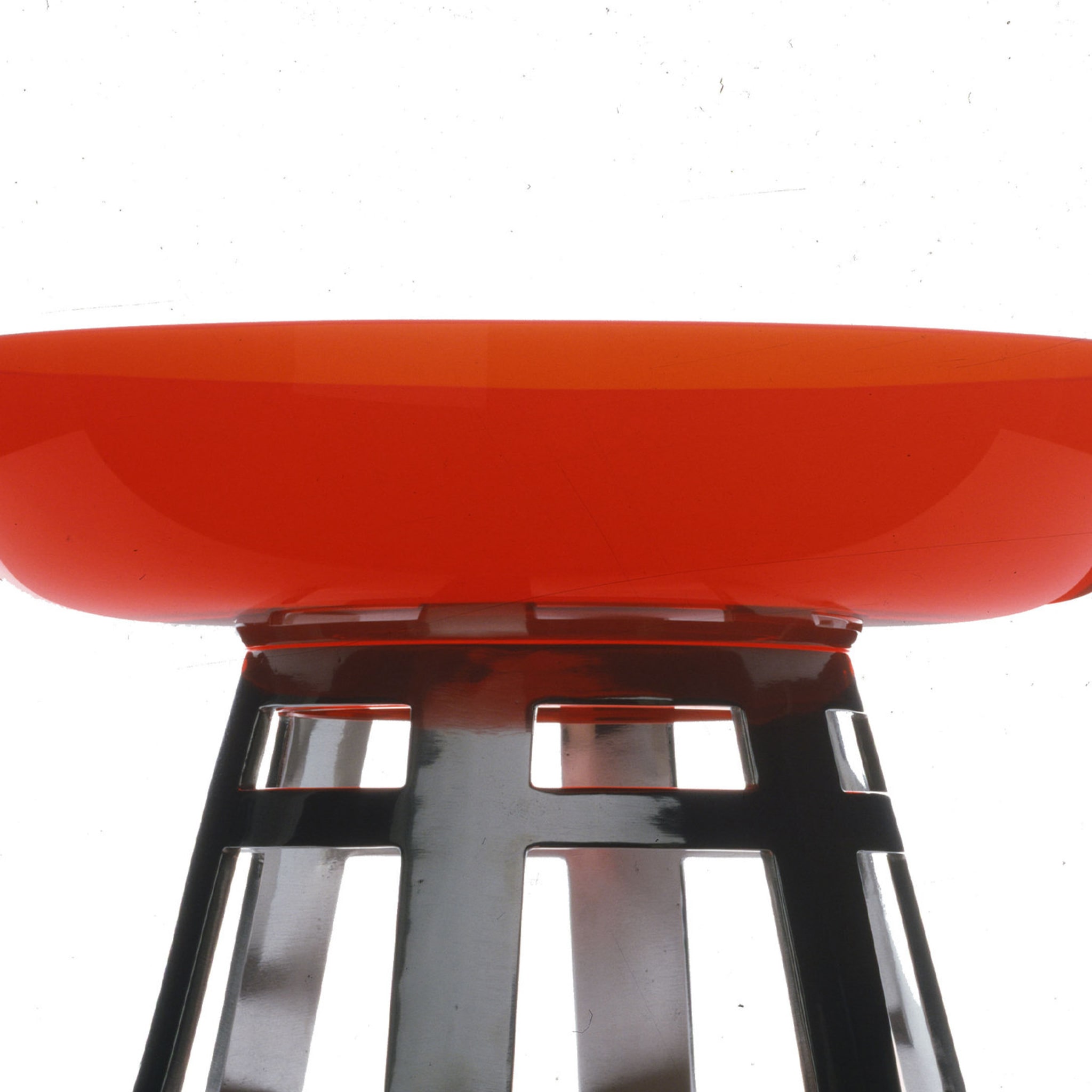 Runder Tisch, limitierte Auflage, roter Tafelaufsatz von Ettore Sottsass - Alternative Ansicht 1