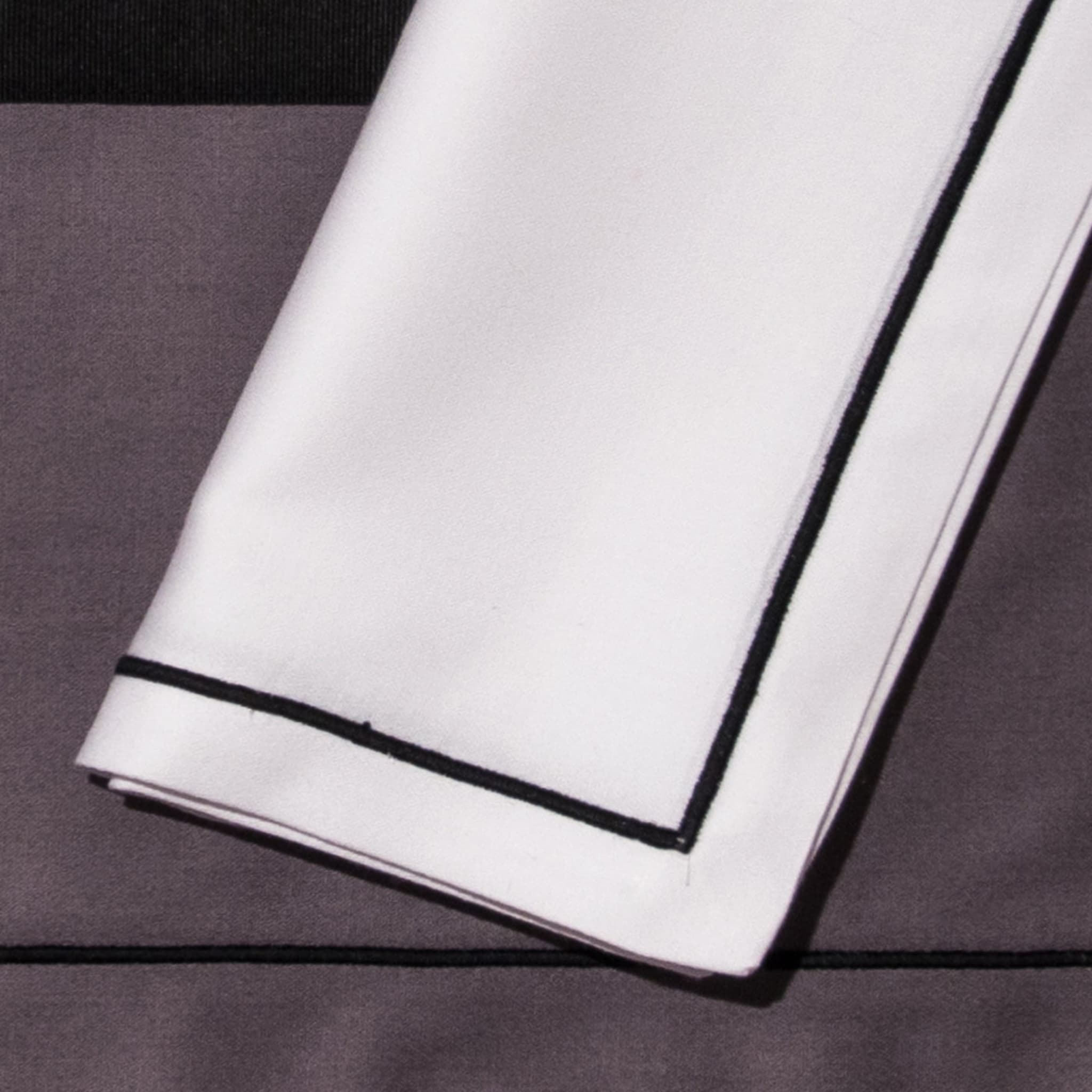 Tovagliette e tovaglioli - Due tonalità di grigio e bianco - Vista alternativa 2