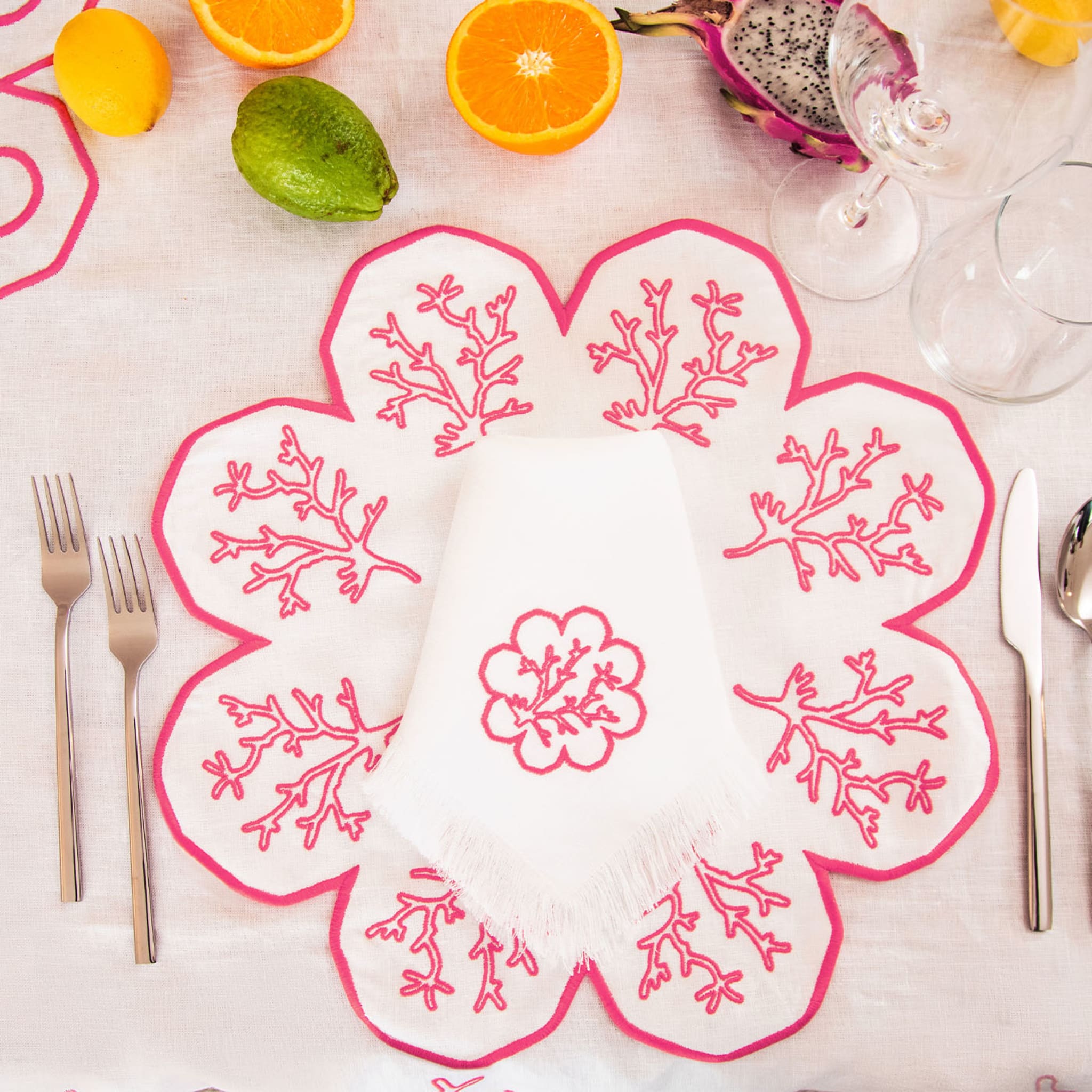 Corallo Rosa Set of 2 Flower-Shaped White Service Placemats - Alternative view 1