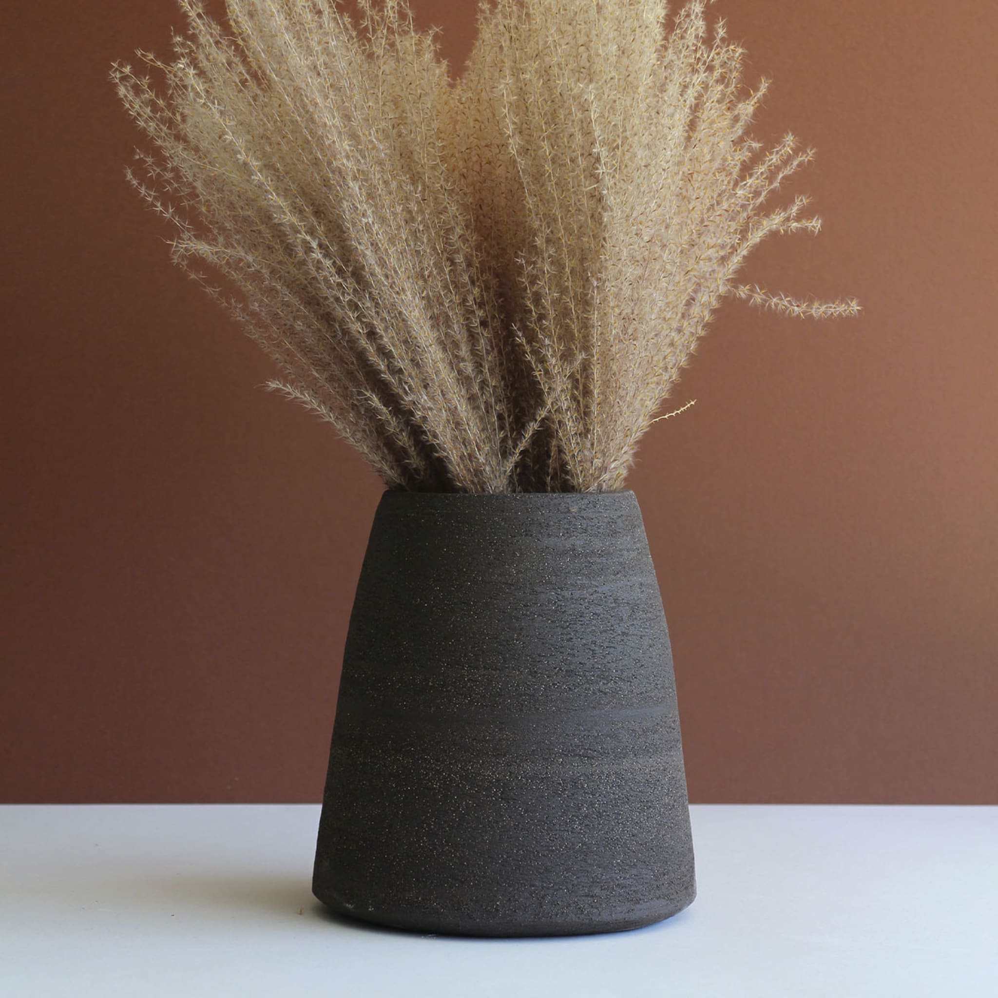 Kegelförmige dekorative Vase in Carbon-Schwarz - Alternative Ansicht 2