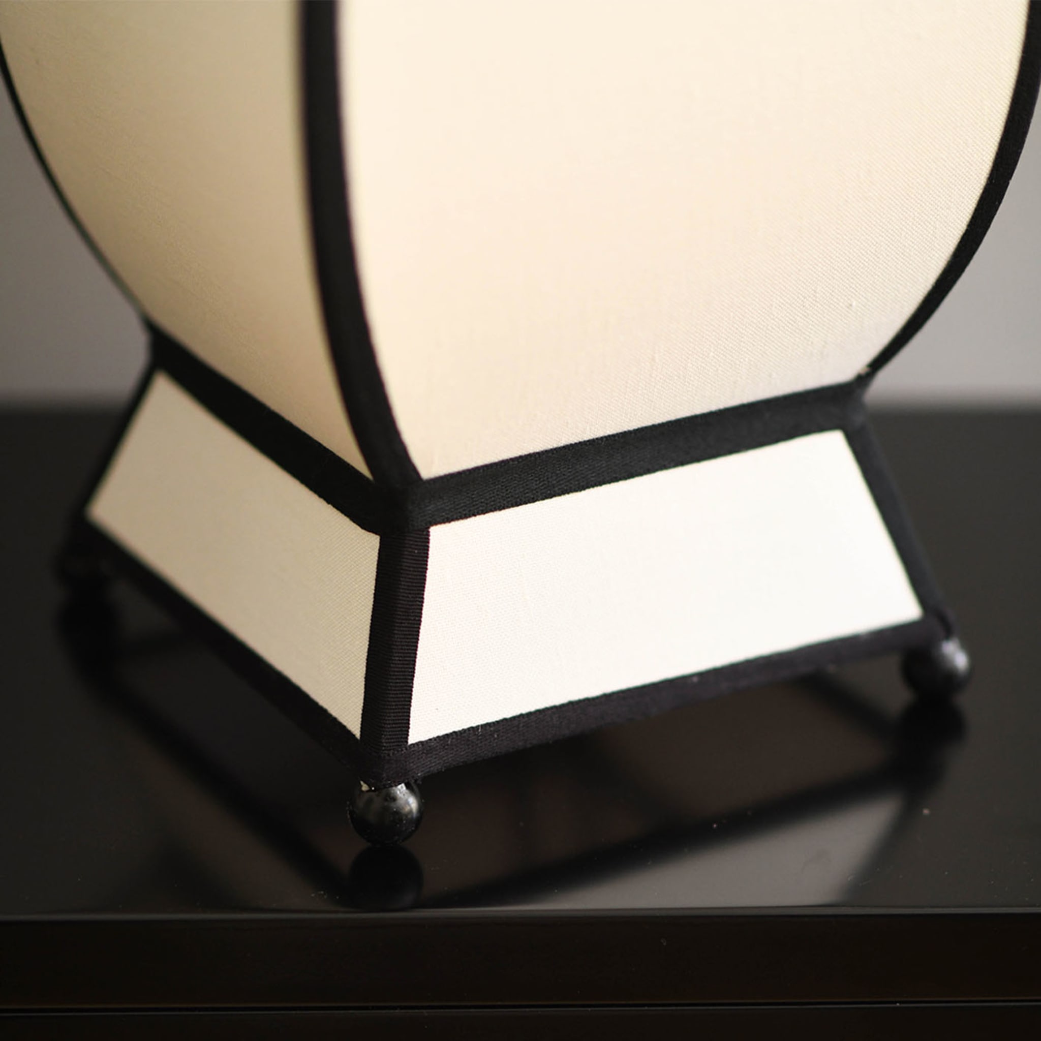 Pagode Kleine Tischlampe aus weißem Stoff  - Alternative Ansicht 2