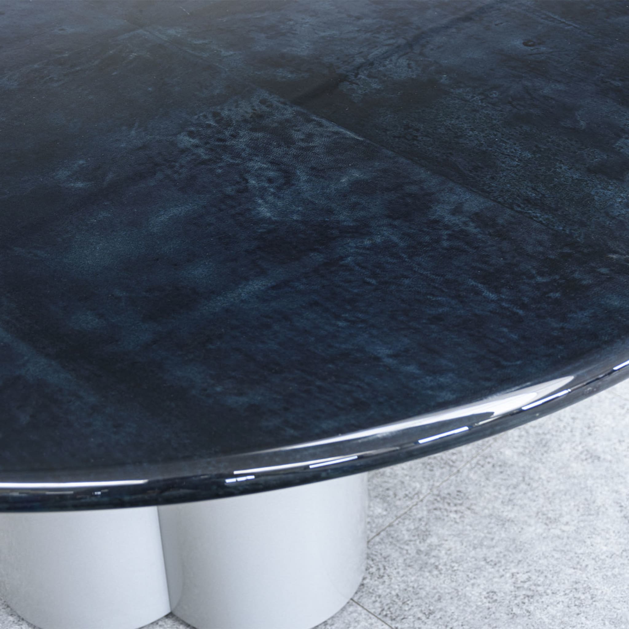 Runder Tisch aus blauem Ziegenleder - Alternative Ansicht 1