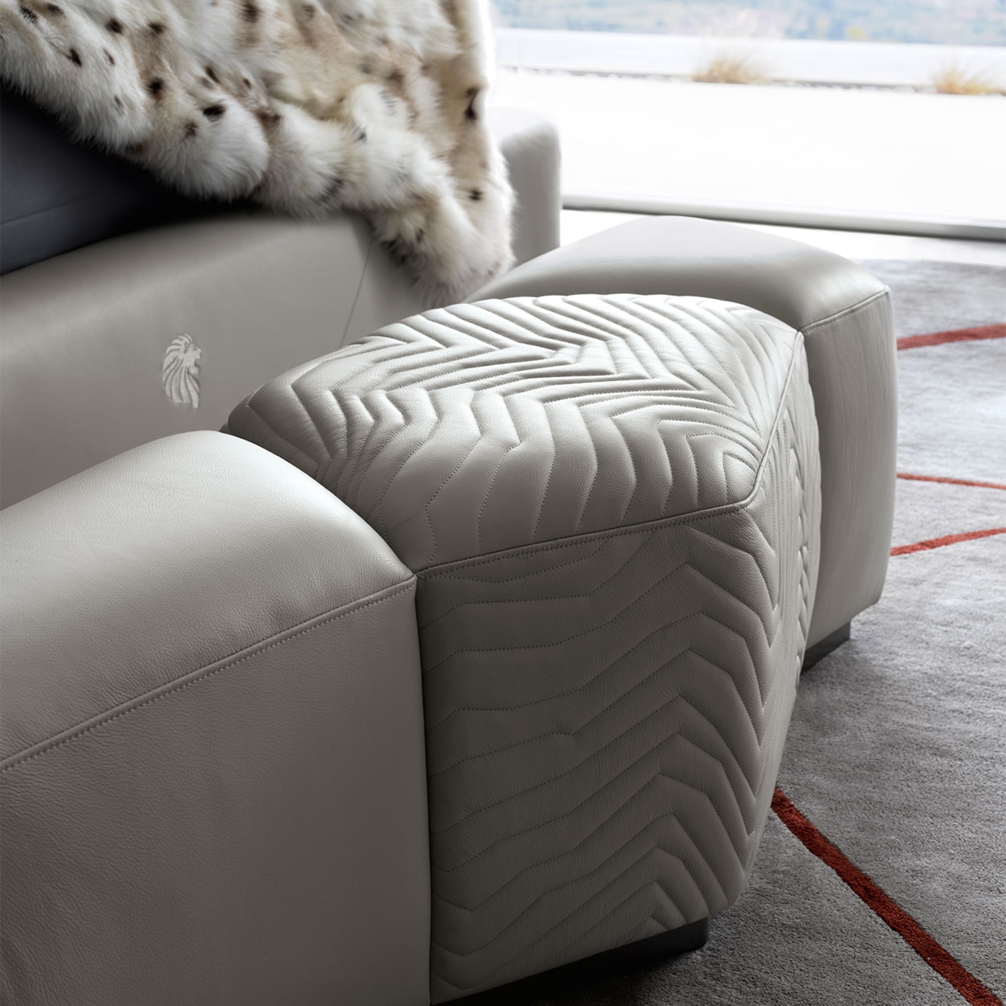 White leather bench by Castello Lagravinese Studio - Alternative view 1