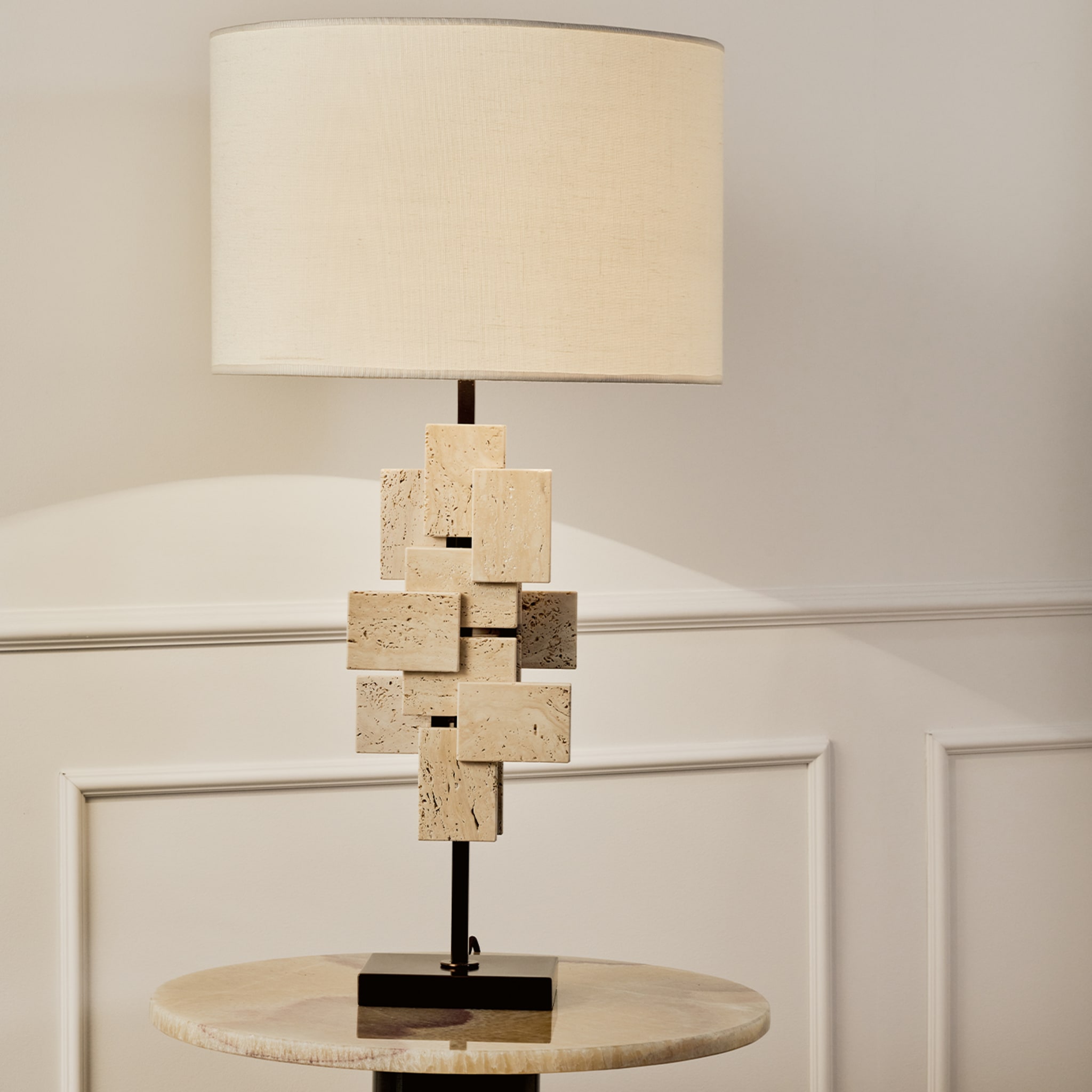 Lampe de table "Tiles" en travertin et bronze - Vue alternative 4