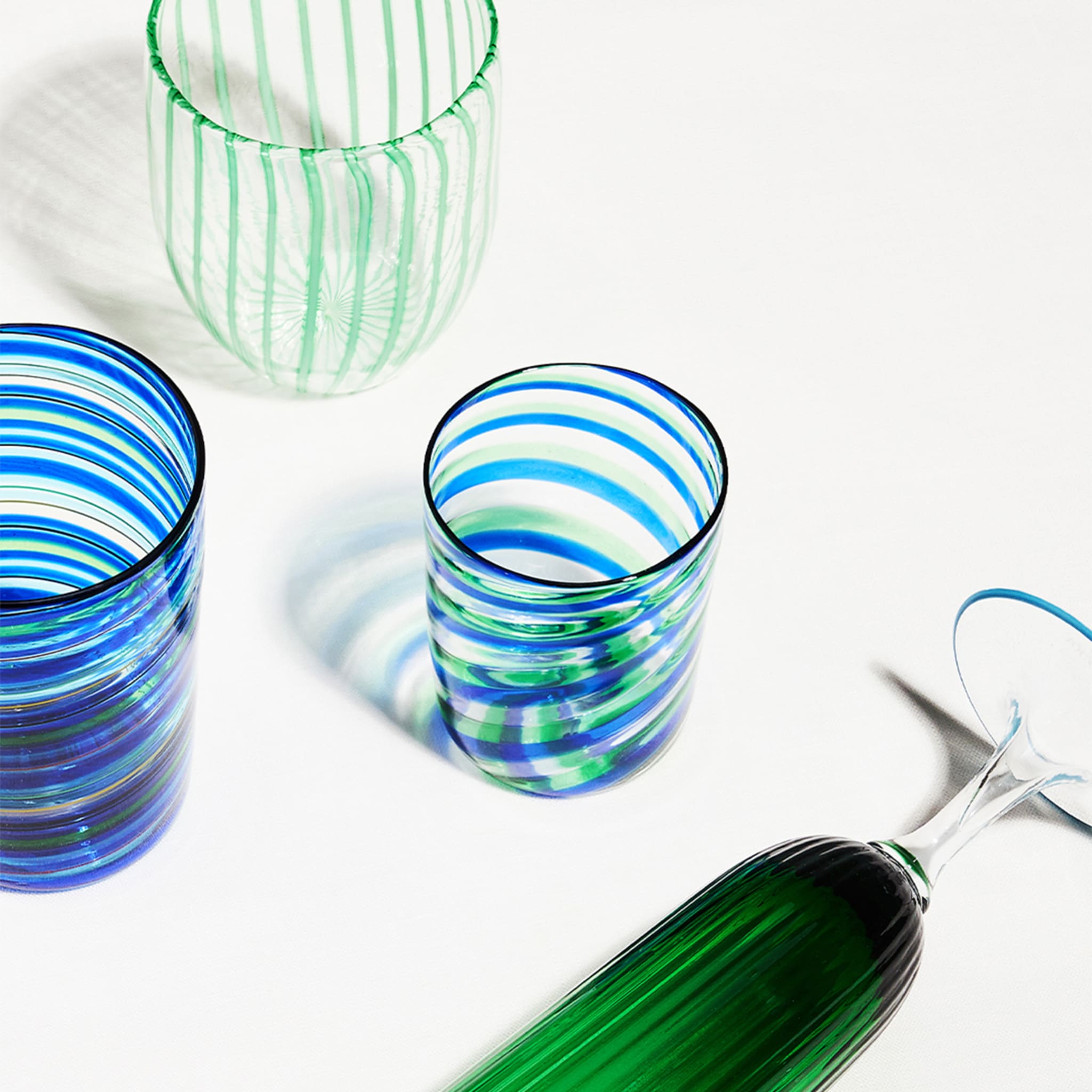 Juego de 2 vasos de chupito azules y verdes con forma de remolino arco iris  - Vista alternativa 2