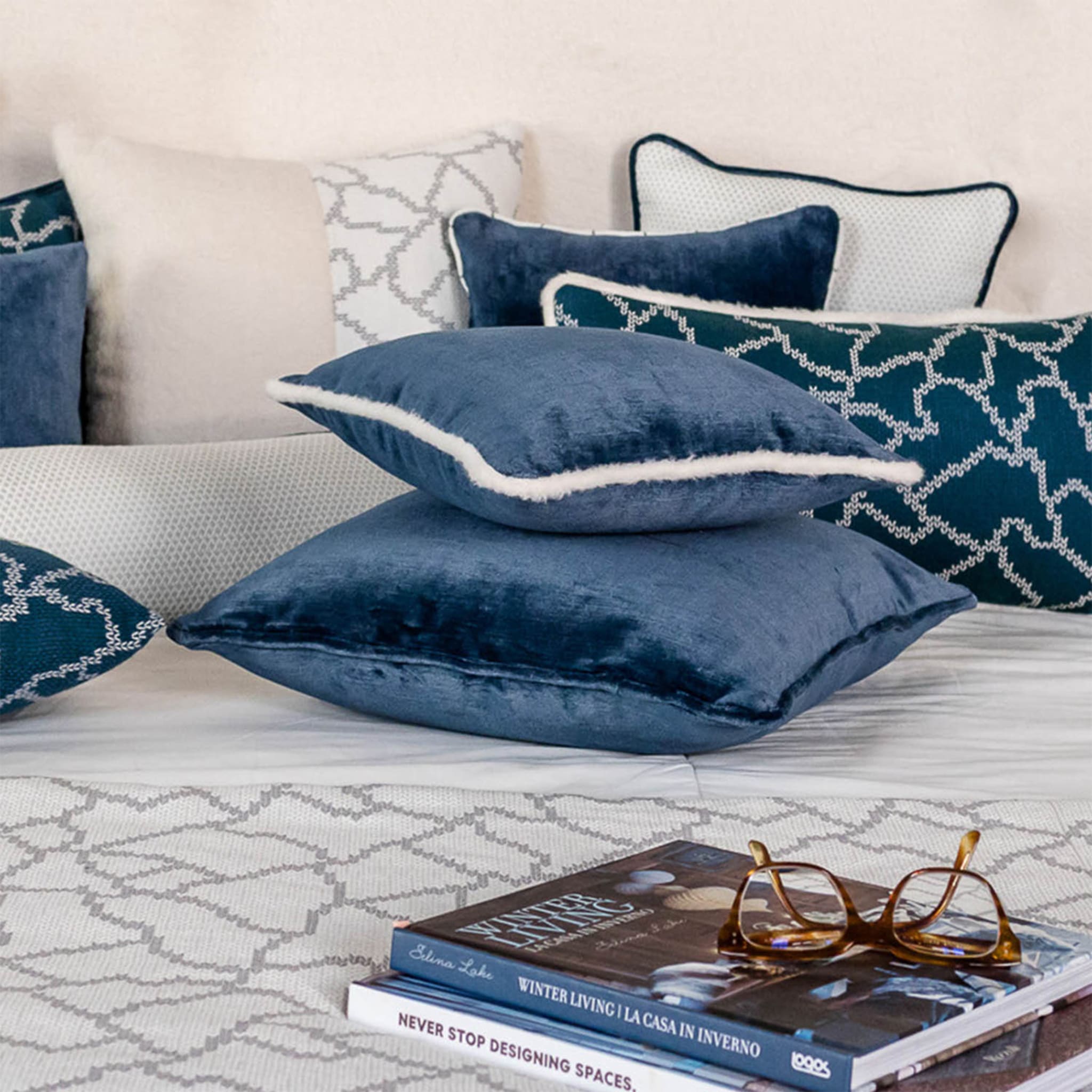 Blue Linen Velvet Carré Cushion and jacquard fabric - Alternative view 2