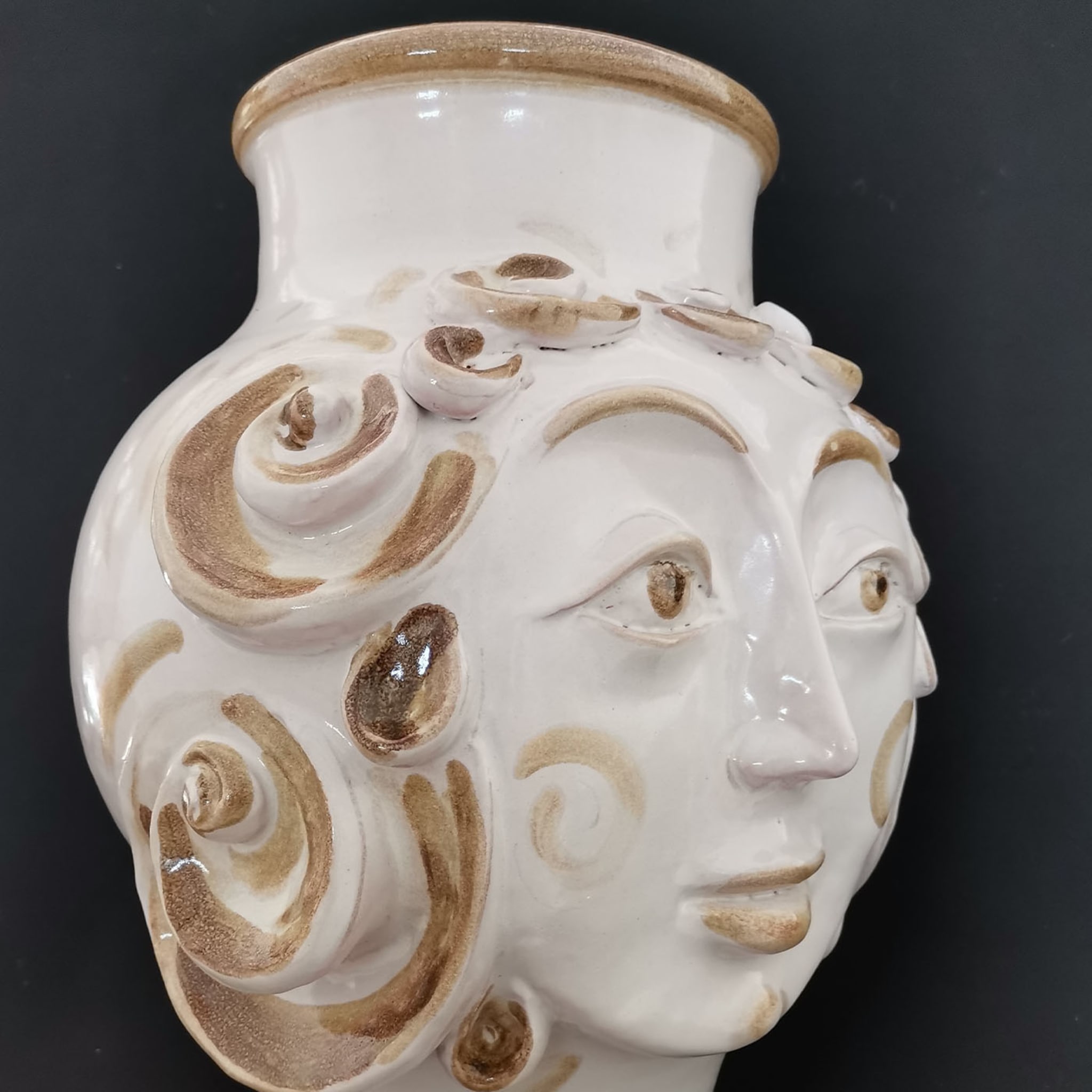 Vase blanc et brun en forme de tête - Vue alternative 1