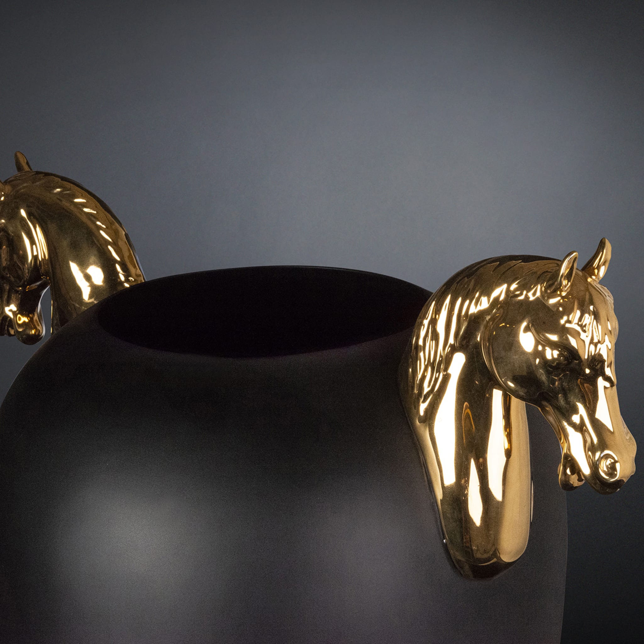 Grand vase noir et or brillant en forme de cheval - Vue alternative 1