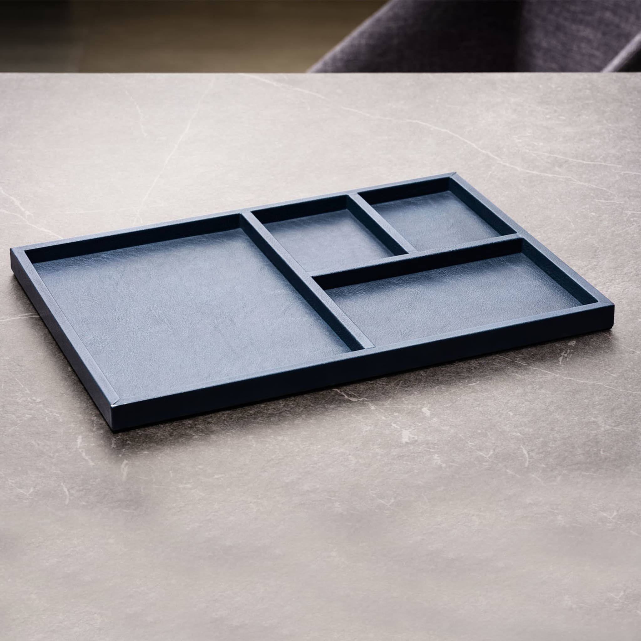 Blaues Leder-Kantinen-Tablett 01 von Shawn Henderson - Alternative Ansicht 2