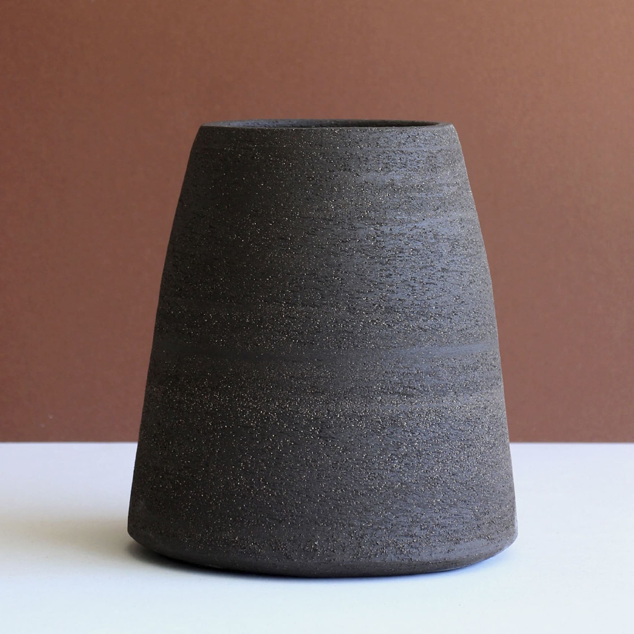 Kegelförmige dekorative Vase in Carbon-Schwarz - Alternative Ansicht 1